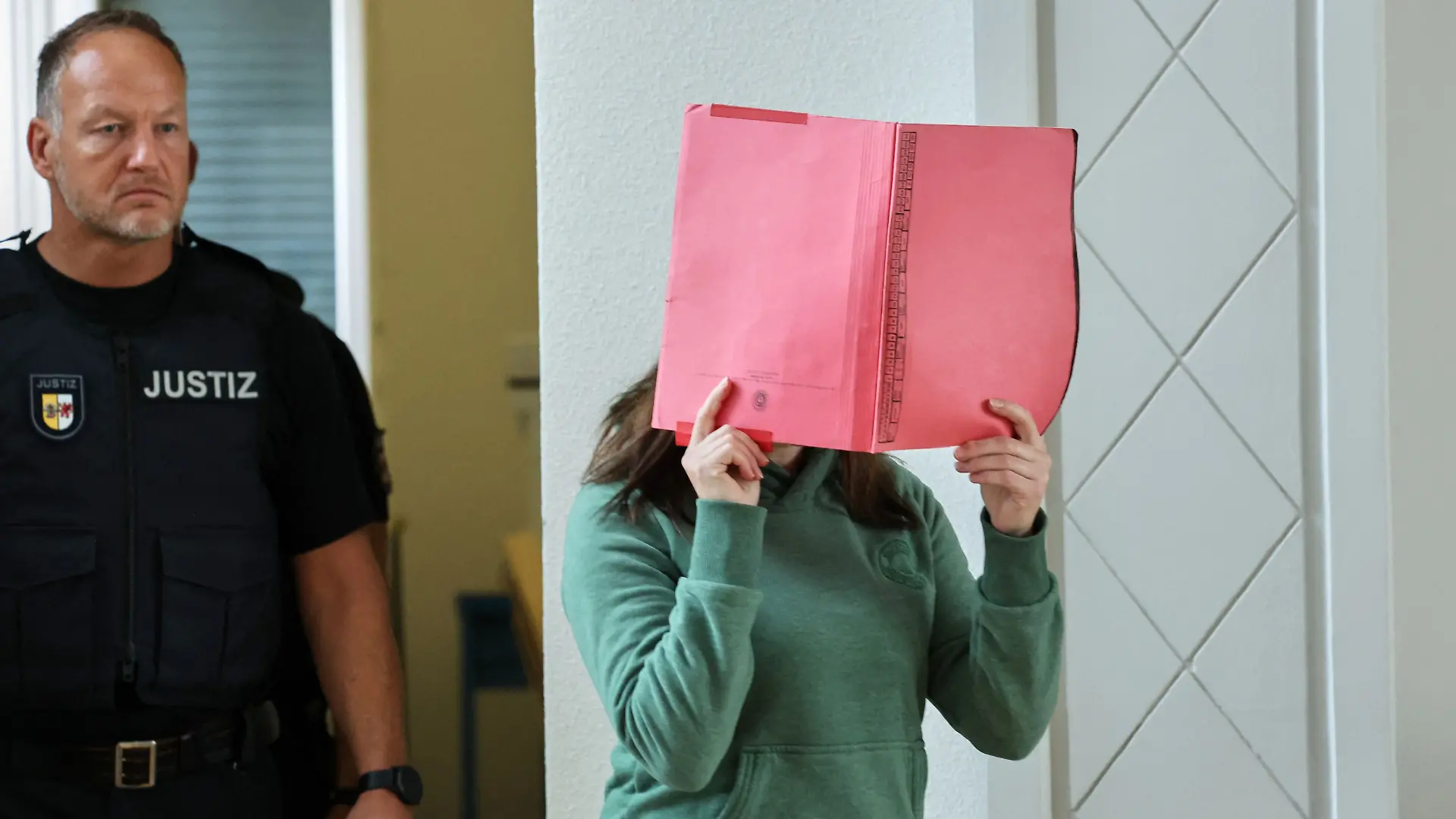 Der Angeklagten wird vorgeworfen, am 10.10.2025 heimtückisch und aus sonst niedrigen Beweggründen den zur Tatzeit achtjährigen Fabian aus Güstrow getötet zu haben. 