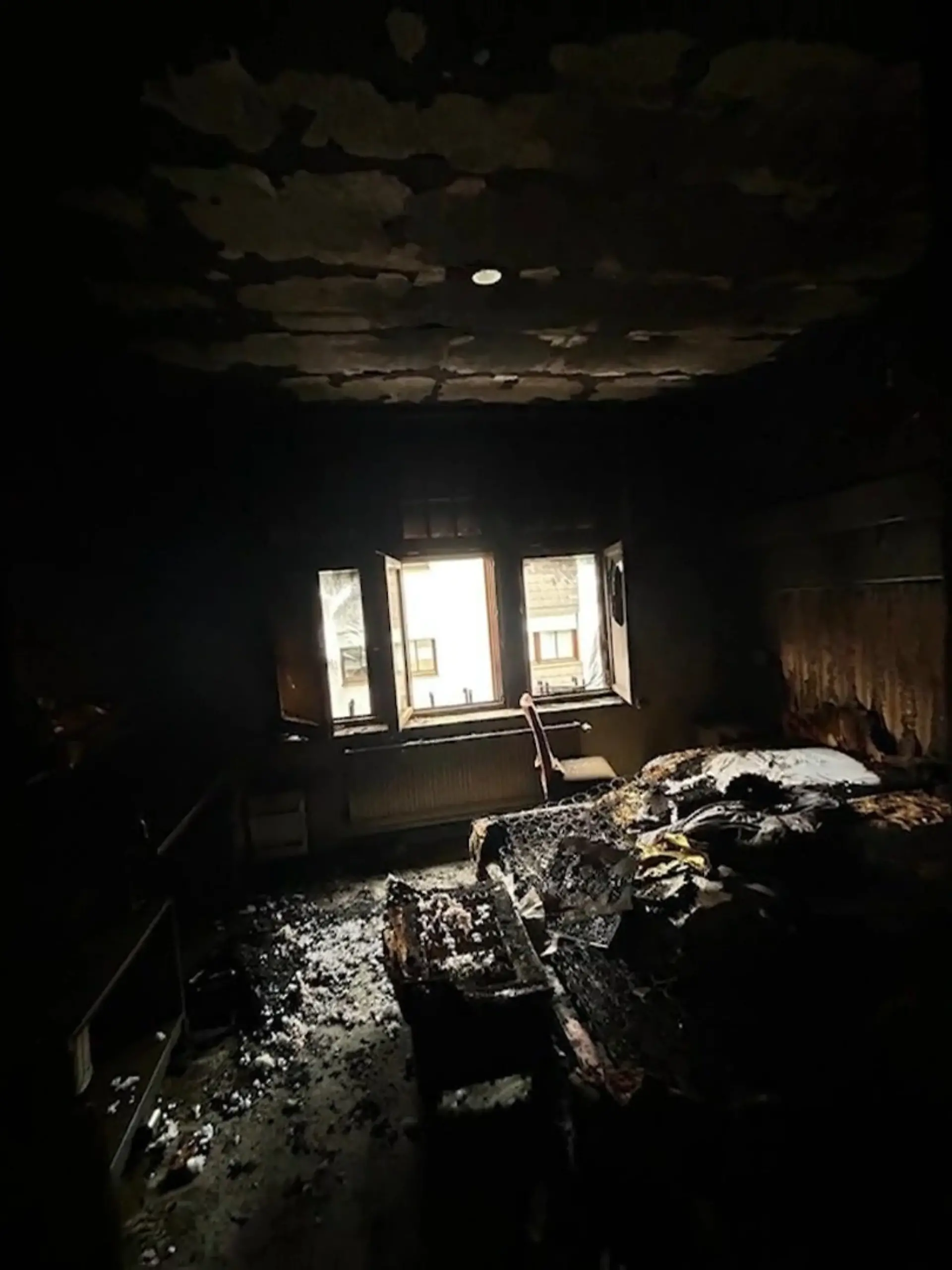 Bild zu: "Mann steckte eigene Wohnung im Mehrfamilienhaus und später Hotel in Brand"