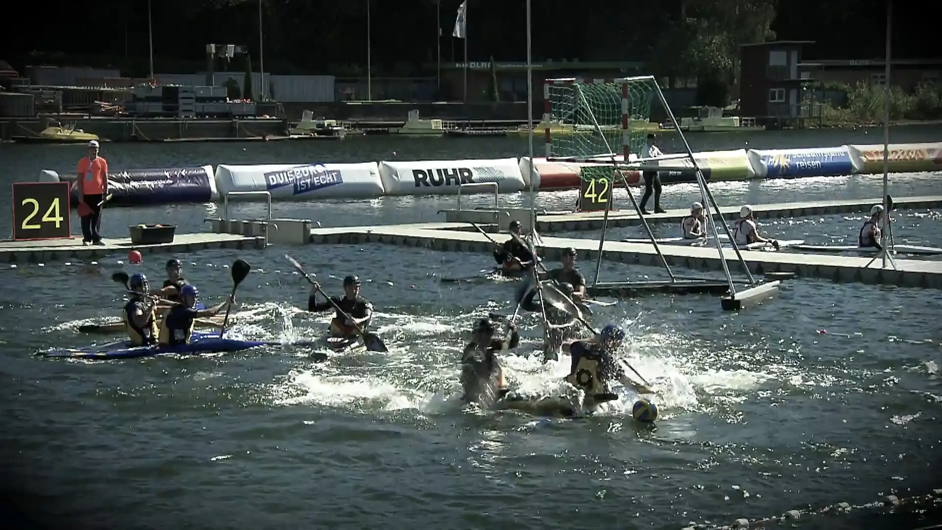 Kanu-Polo-WM in Duisburg Muskelkraft und Teamgeist