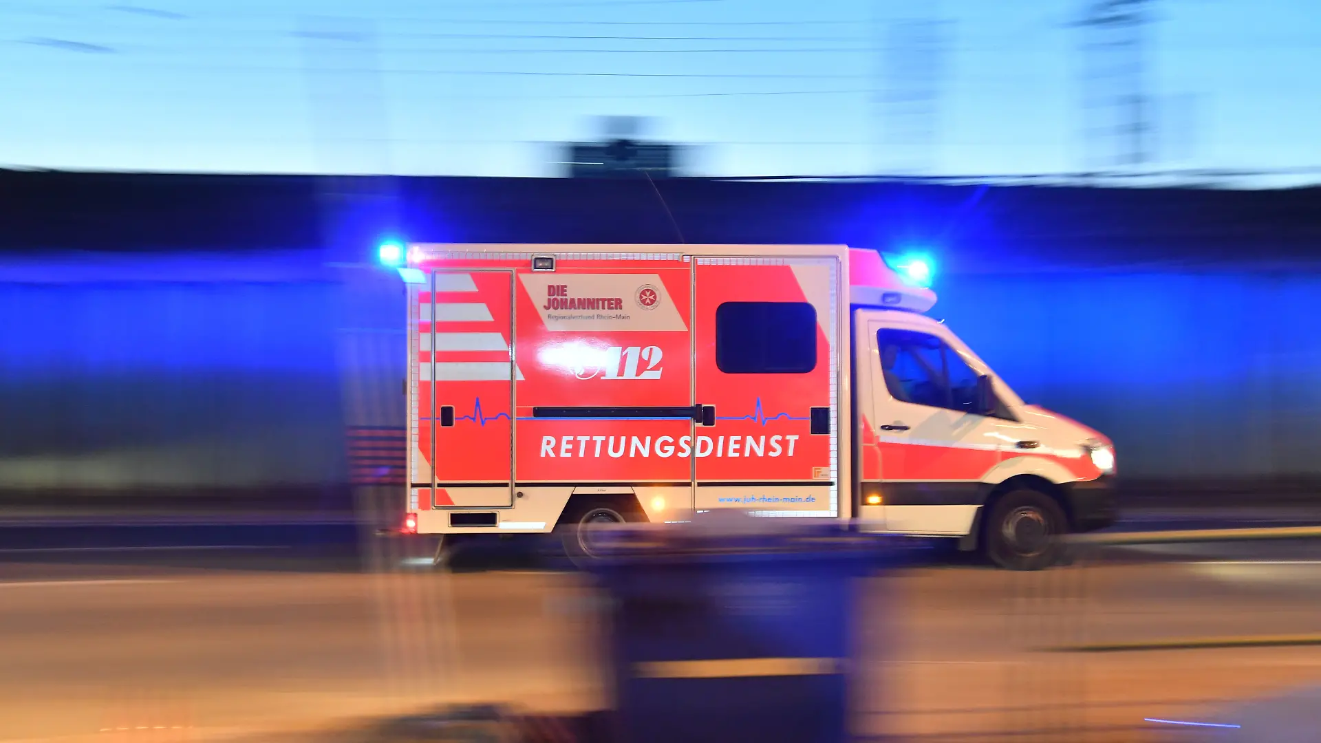 Ein Rettungswagen ist mit eingeschaltetem Blaulicht im Einsatz. (zu dpa: «Randalierer verletzt Polizisten bei Einsatz in Erbach») +++ dpa-Bildfunk +++