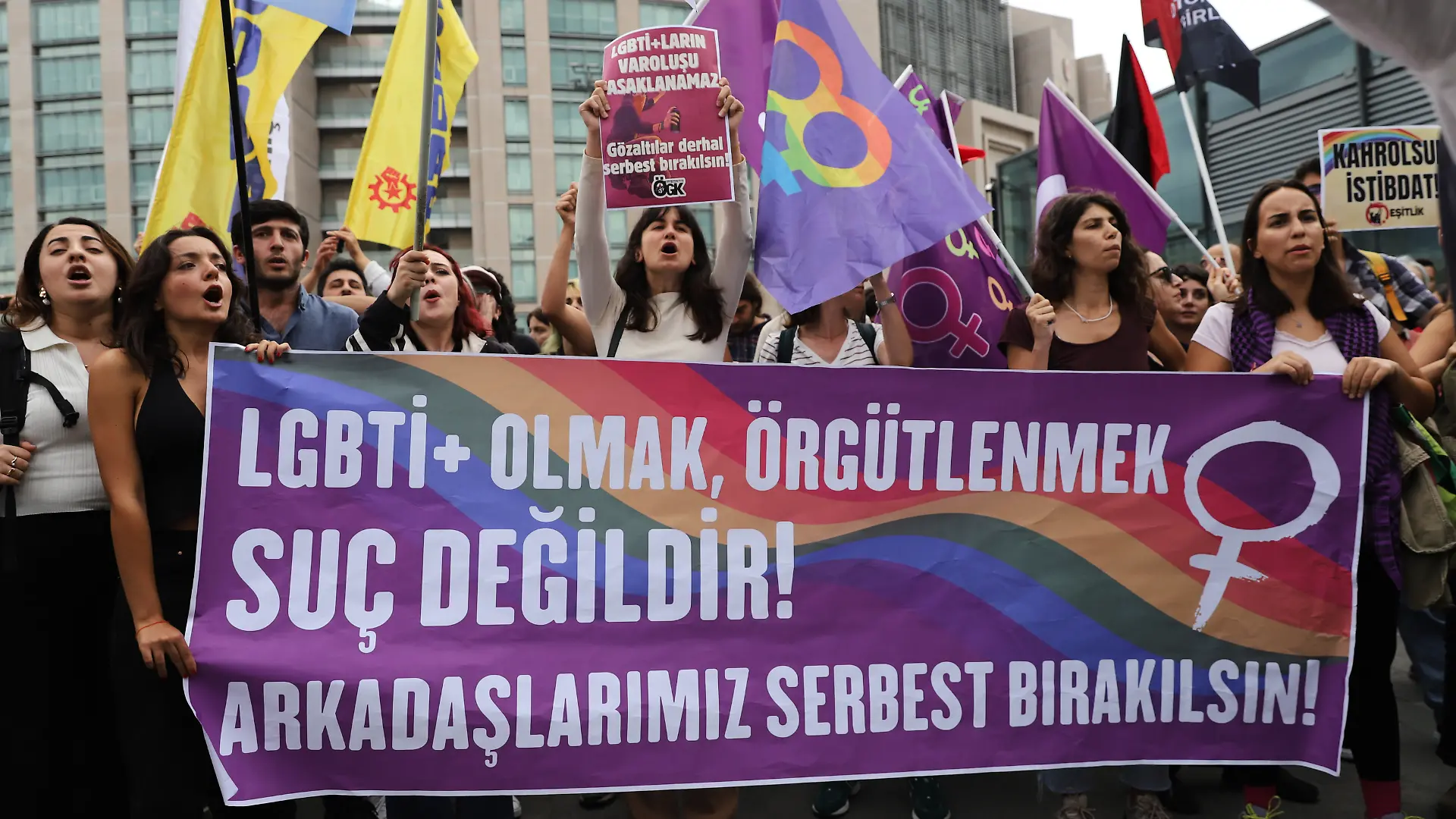 Unterstützer der LGBTQ+-Rechte halten Banner und Fahnen vor dem Gerichtsgebäude Çağlayan. Bei der Kundgebung wurden nach landesweiten Razzien am Wochenende zahlreiche Personen festgenommen, darunter auch Journalisten und Anwälte, wie die oppositionelle Zeitung «Cumhuriyet» berichtete. +++ dpa-Bildfunk +++