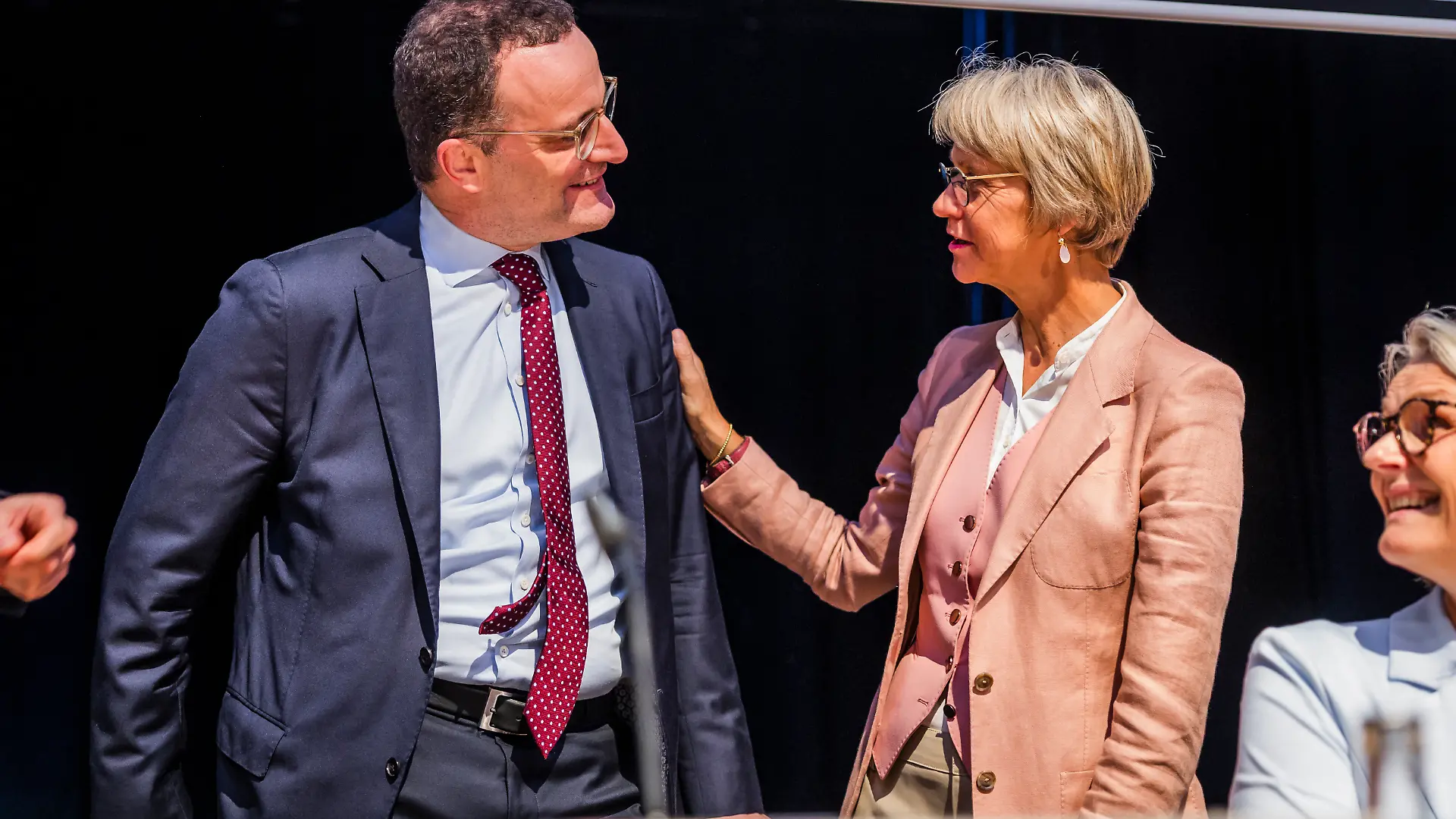 Jens Spahn (CDU) begrüßt Dorothee Feller (CDU), Ministerin für Schule und Bildung des Landes Nordrhein-Westfalen, auf dem Bezirksparteitag der CDU Münsterland. Spahn war nach seiner Leihmutter-Affäre als Vorsitzender der CDU/CSU-Fraktion im Bundestags zurückgetreten. Nun verzichtet er im nächsten Schritt auf den Vorsitz im Münsterland, Bundestagsabgeordneter seines Wahlkreises im westlichen Münsterland will er aber bleiben.