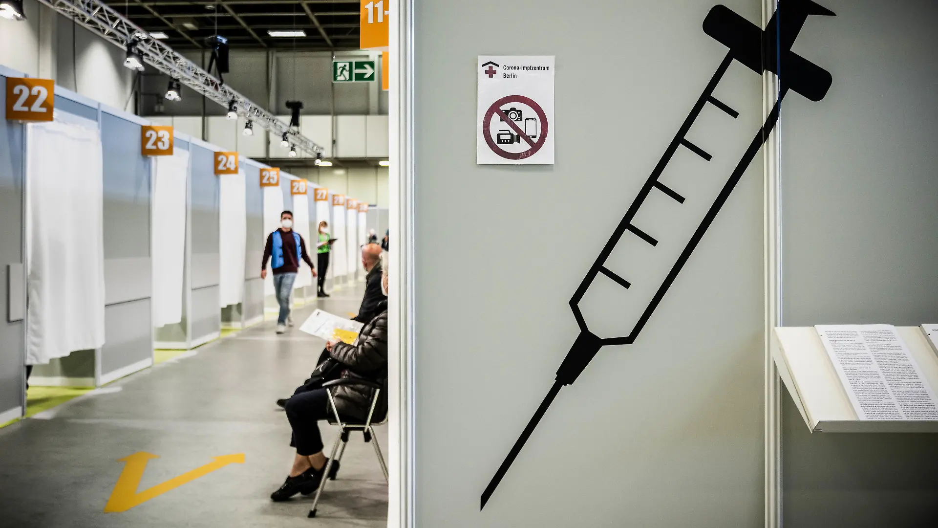 ARCHIV - 26.04.2021, Berlin: Imnpflinge warten im Corona Impfzentrum Messe Berlin. Der Ärzteverband Hartmannbund hat im Juni 2021 der Berliner Gesundheitssenatorin Kalayci (SPD) ein Internetportal für Impfwillige vorgeschlagen. (zu dpa «Mehr Durchblick: Hartmannbund fordert Internetportal für Impfwillige») Foto: Michael Kappeler/dpa +++ dpa-Bildfunk +++