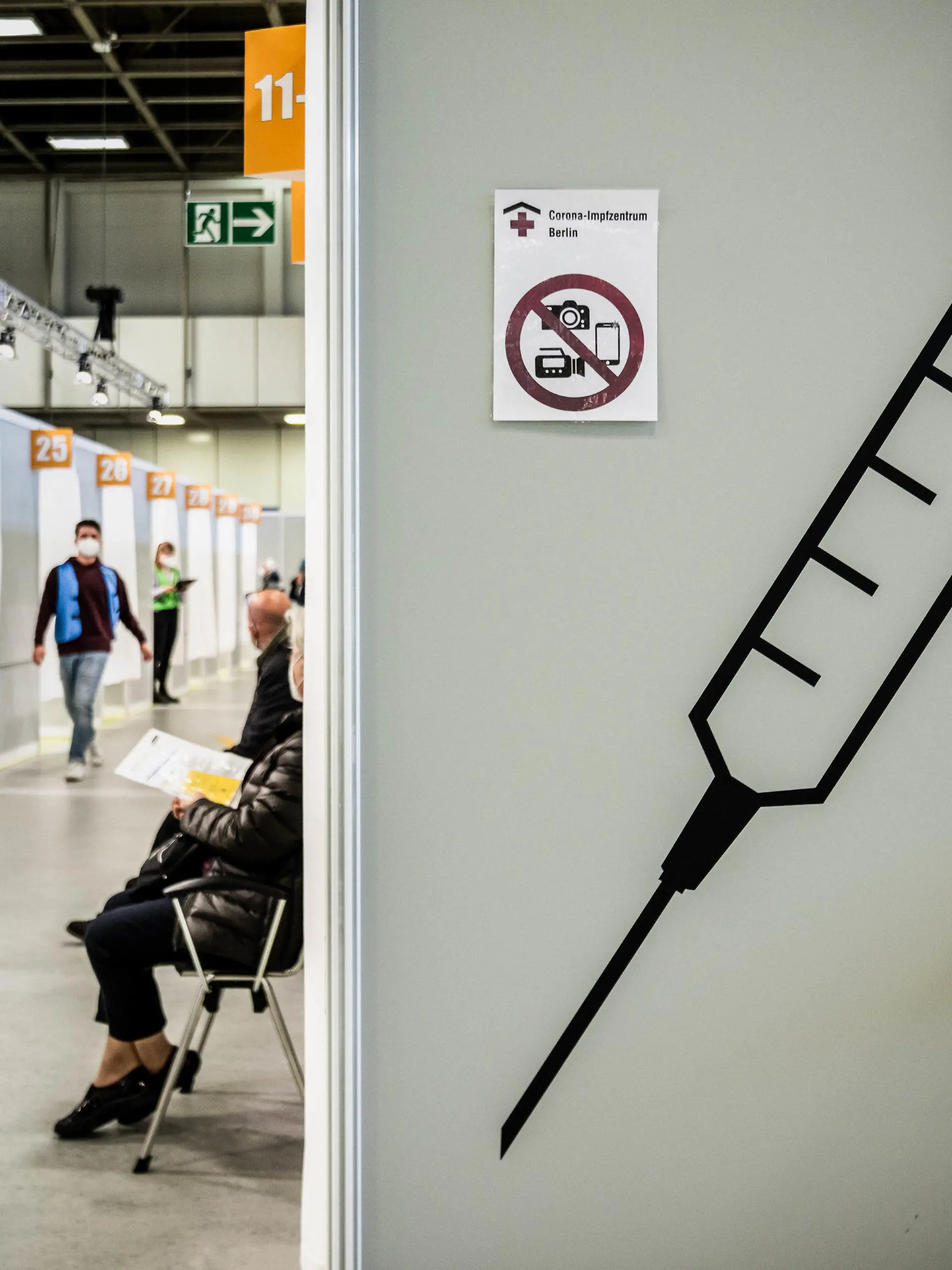 ARCHIV - 26.04.2021, Berlin: Imnpflinge warten im Corona Impfzentrum Messe Berlin. Der Ärzteverband Hartmannbund hat im Juni 2021 der Berliner Gesundheitssenatorin Kalayci (SPD) ein Internetportal für Impfwillige vorgeschlagen. (zu dpa «Mehr Durchblick: Hartmannbund fordert Internetportal für Impfwillige») Foto: Michael Kappeler/dpa +++ dpa-Bildfunk +++