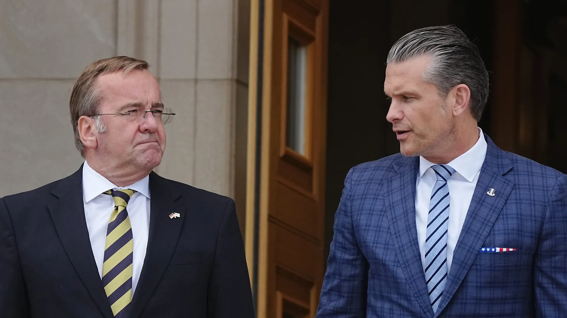 15.09.2026, USA, Arlington: Boris Pistorius (l, SPD), Bundesminister der Verteidigung, wird mit einem Ehrenspalier am Pentagon durch Pete Hegseth, US-Verteidigungsminister, empfangen. Bundesverteidigungsminister Pistorius hält sich für mehrere Tage in den USA auf. (zu dpa: «Pistorius und Hegseth unterzeichnen Rüstungsvereinbarung») Foto: Kay Nietfeld/dpa +++ dpa-Bildfunk +++