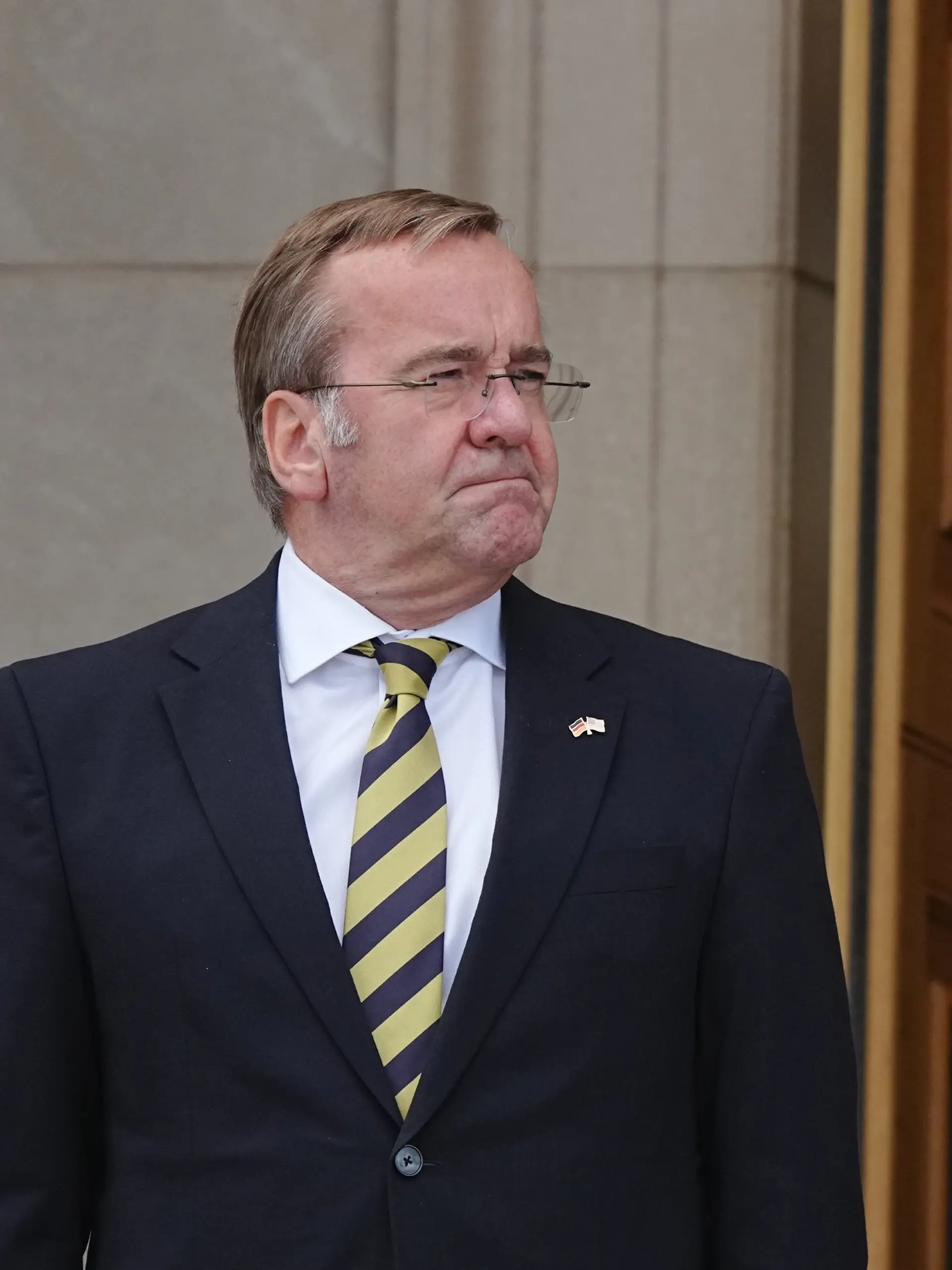 15.09.2026, USA, Arlington: Boris Pistorius (l, SPD), Bundesminister der Verteidigung, wird mit einem Ehrenspalier am Pentagon durch Pete Hegseth, US-Verteidigungsminister, empfangen. Bundesverteidigungsminister Pistorius hält sich für mehrere Tage in den USA auf. (zu dpa: «Pistorius und Hegseth unterzeichnen Rüstungsvereinbarung») Foto: Kay Nietfeld/dpa +++ dpa-Bildfunk +++
