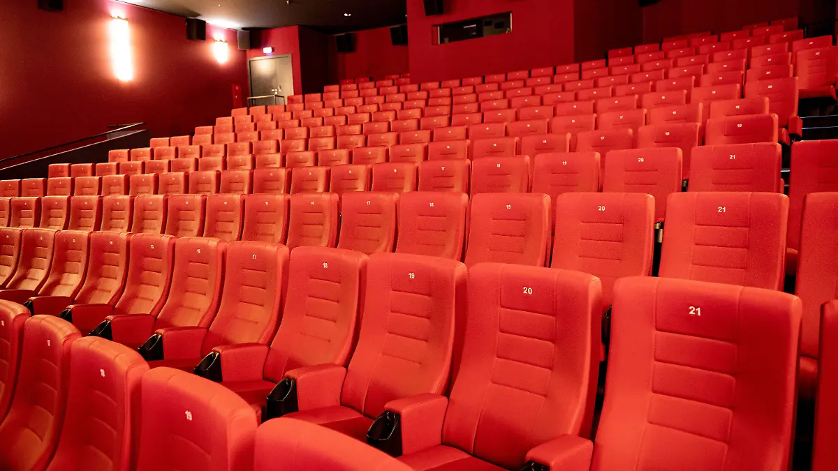 ARCHIV - 26.05.2020, Berlin: Leere Sitze eines Kinosaals. Trotz der Erlaubnis zur Wiedereröffnung der Brandenburger Kinos, Theater und Konzerthäuser am 6. Juni fahren die Kultureinrichtungen ihren Betrieb nur langsam wieder hoch. (zu "Brandenburger Kultureinrichtungen fahren nur langsam hoch") Foto: Fabian Sommer/dpa +++ dpa-Bildfunk +++