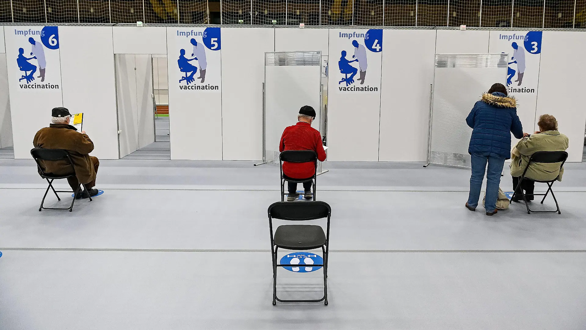 News Bilder des Tages 09.02.2021, xpsx, Lokal Hanau Wir begleiten den ersten Impfling in der August-Schärttner-Halle v.l. erster Impfling Hanau Corona Covid-19 Impfung, Imofen Impfzentrum Pandemie, Hanau Hessen Deutschland DEU August-Schärttner Halle *** 09 02 2021, xpsx, local Hanau We accompany the first vaccinated in the August Schärttner Hall v l first vaccinated Hanau Corona Covid 19 vaccination, Imofen vaccination center pandemic, Hanau Hesse Germany DEU August Schärttner Hall