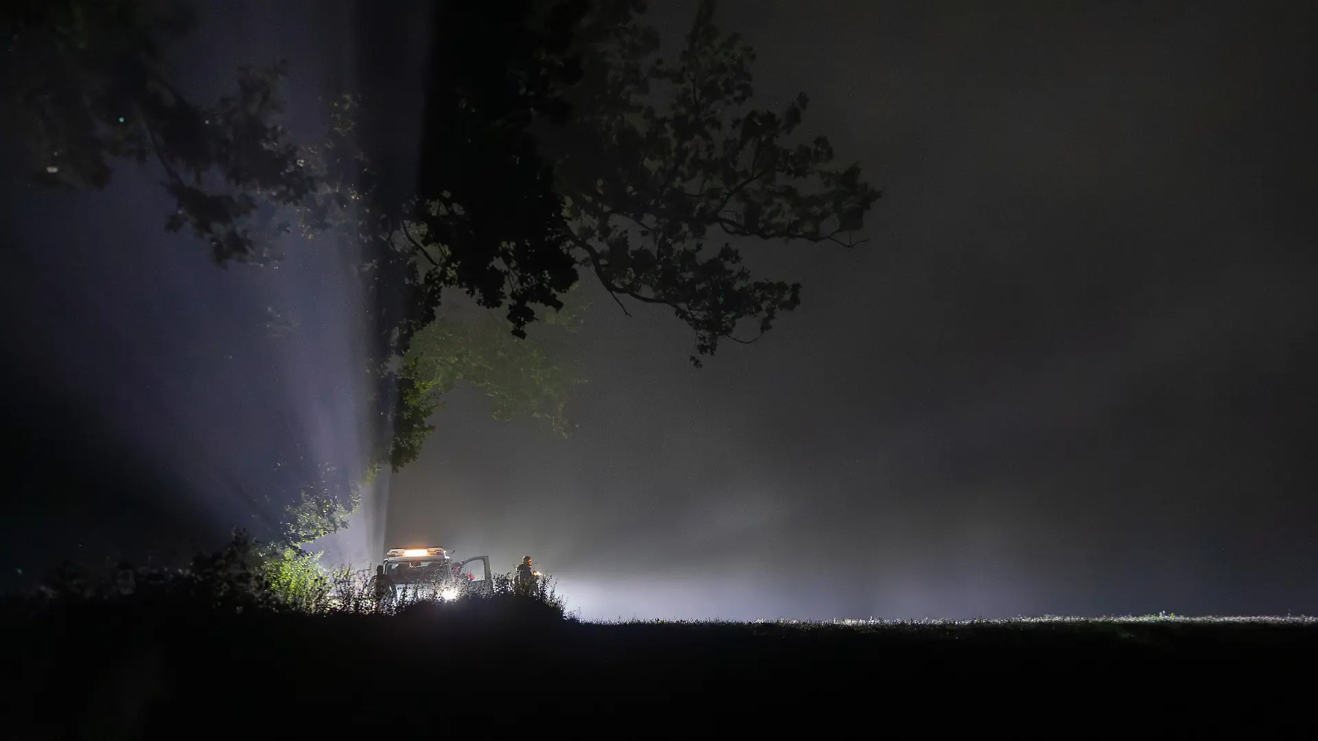 Litauische Soldaten sichern das Gebiet ab, in dem italienische Kampfflugzeuge im Rahmen der NATO-Luftüberwachungsmission im Baltikum heute früh in der Nähe des Dorfes Pratkunai im Bezirk Kaisiadorys, etwa 90 km (55,9 Meilen) nordwestlich der litauischen Hauptstadt Vilnius, eine Drohne abgeschossen haben. +++ dpa-Bildfunk +++