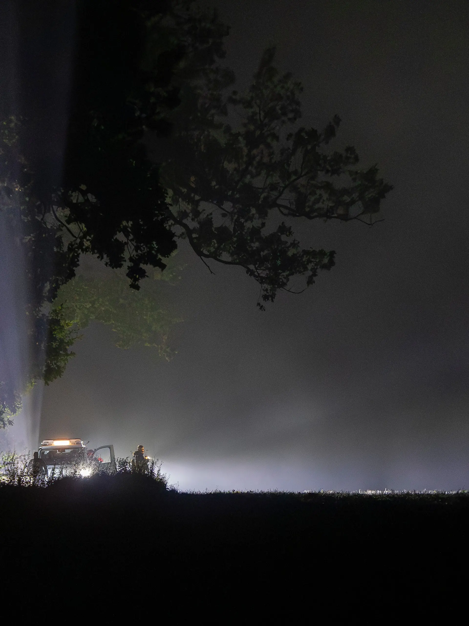 Litauische Soldaten sichern das Gebiet ab, in dem italienische Kampfflugzeuge im Rahmen der NATO-Luftüberwachungsmission im Baltikum heute früh in der Nähe des Dorfes Pratkunai im Bezirk Kaisiadorys, etwa 90 km (55,9 Meilen) nordwestlich der litauischen Hauptstadt Vilnius, eine Drohne abgeschossen haben. +++ dpa-Bildfunk +++