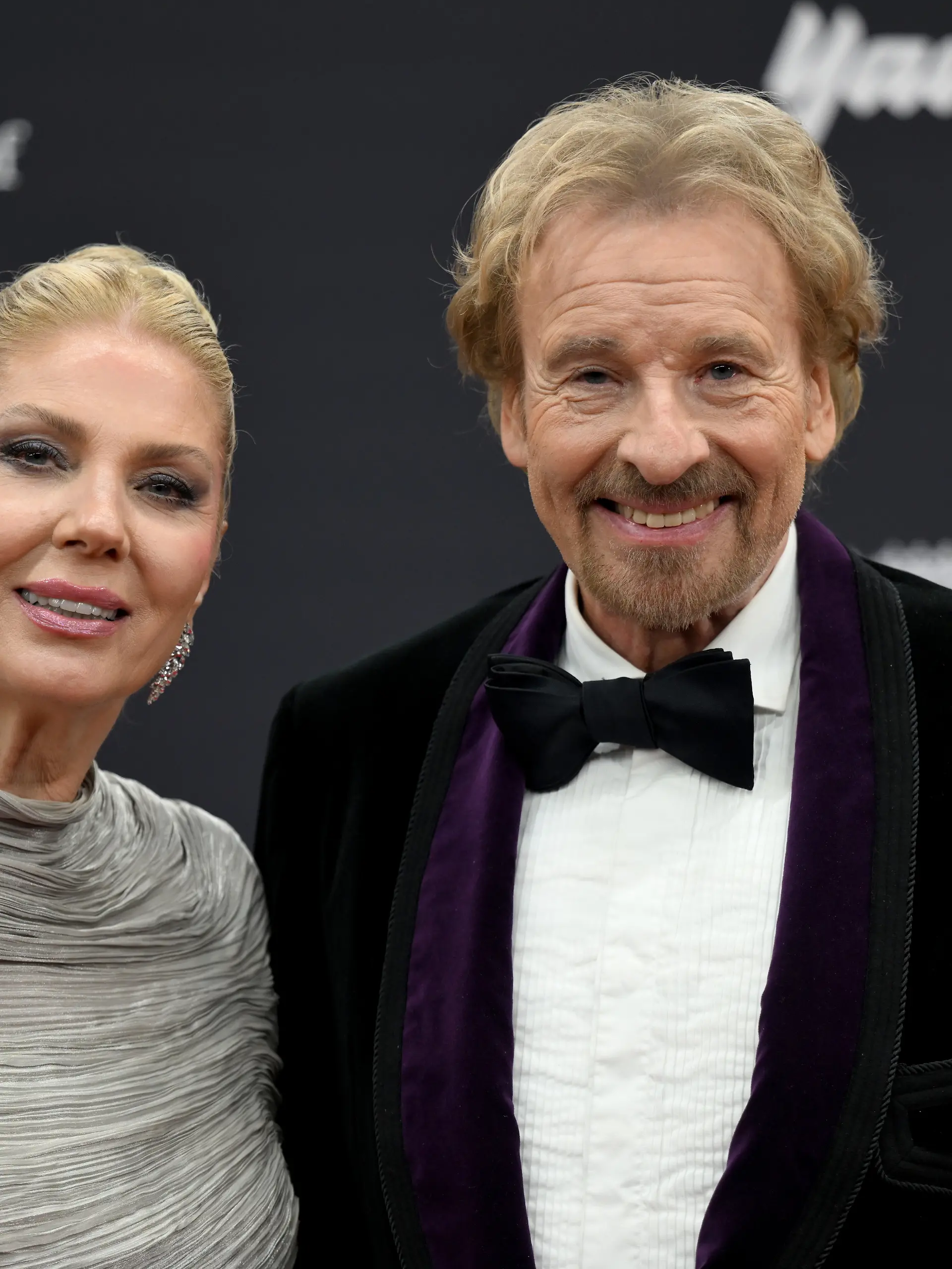 Thomas Gottschalk und seine Frau Karina kommen zur 77. Bambi-Verleihung in den Bavaria Filmstudios über den roten Teppich. (zu dpa: «Gottschalk: Weihnachten mit Gans, Kirche und Klavier») +++ dpa-Bildfunk +++