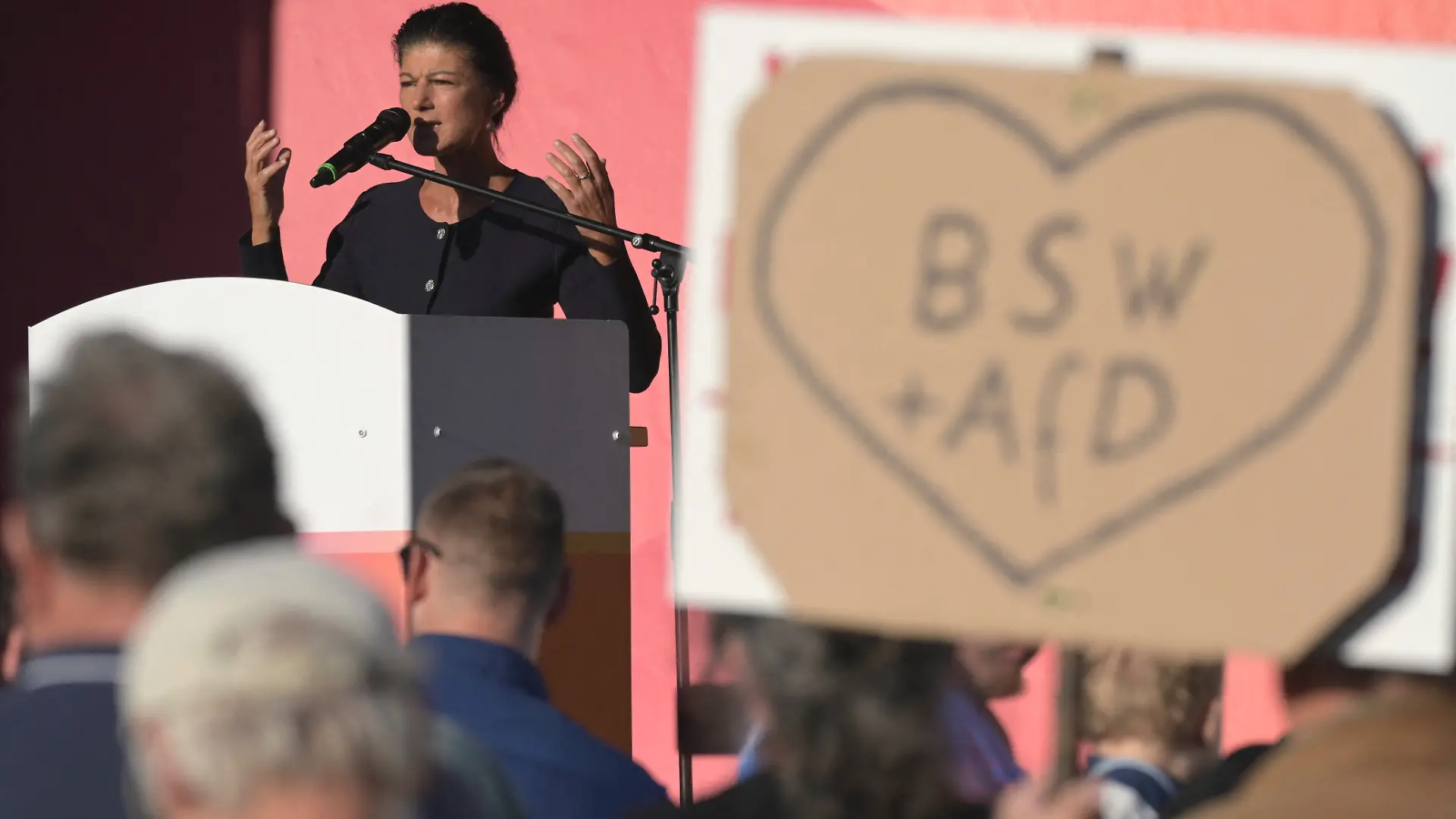 Sahra Wagenknecht, Parteigründerin, spricht zum Wahlkampf des BSW auf einer Bühne. Dabei wird ein Schild mit einem Herz und der Aufschrift BSW + AfD von Teilnehmern der Veranstaltung hochgehalten. Am 20.09.2026 wird in Mecklenburg-Vorpommern ein neuer Landtag gewählt.
