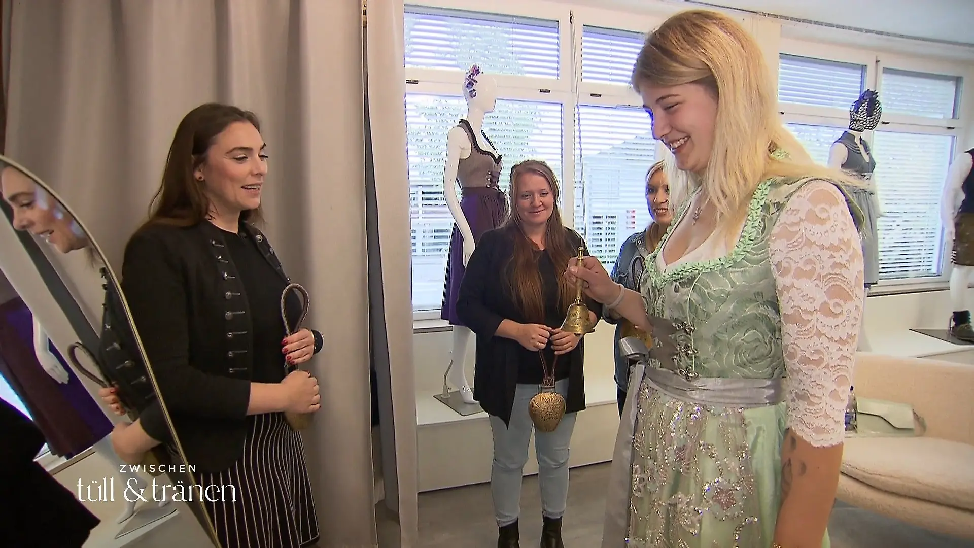 Amelie sucht ihr dunkelgrünes Traum-Outfit Mehr Bling-Bling