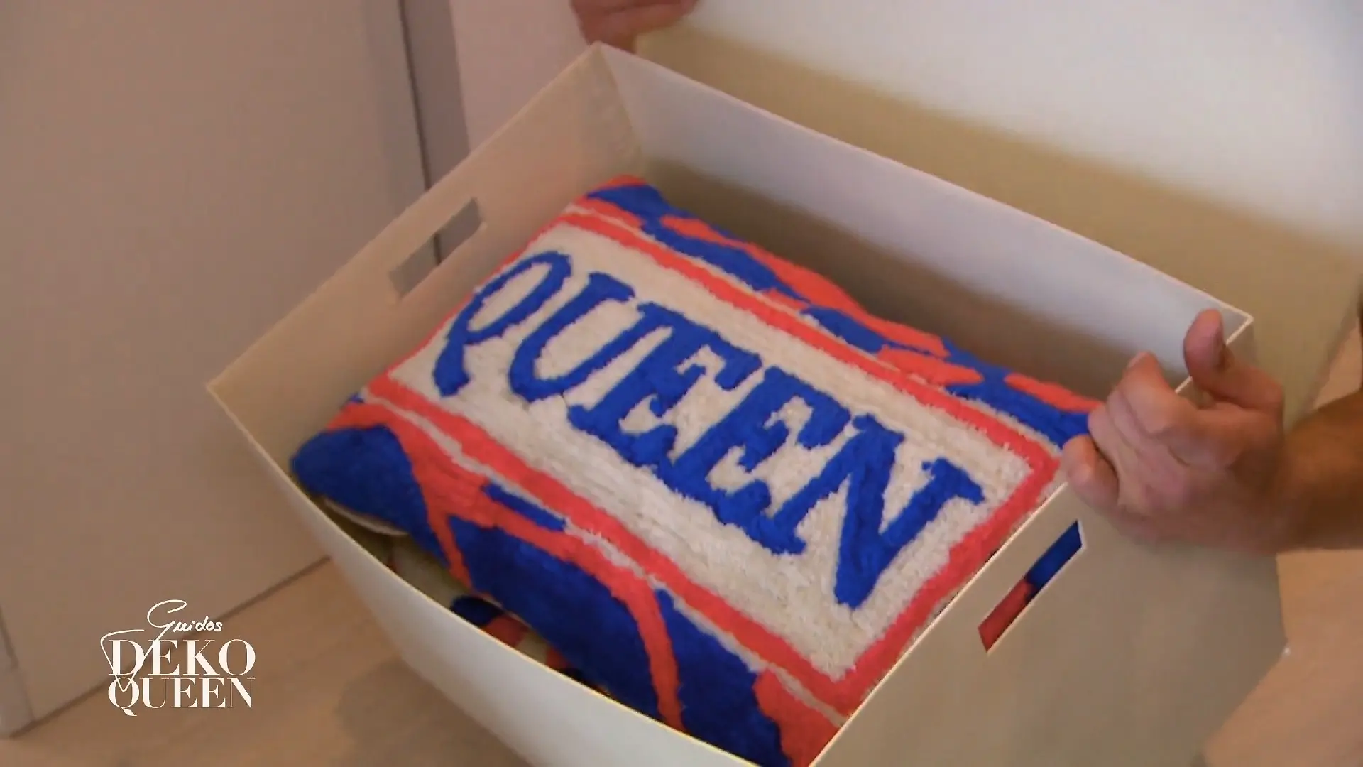 Vier Kissen stehen im Fokus "Love", "King" und "Queen"