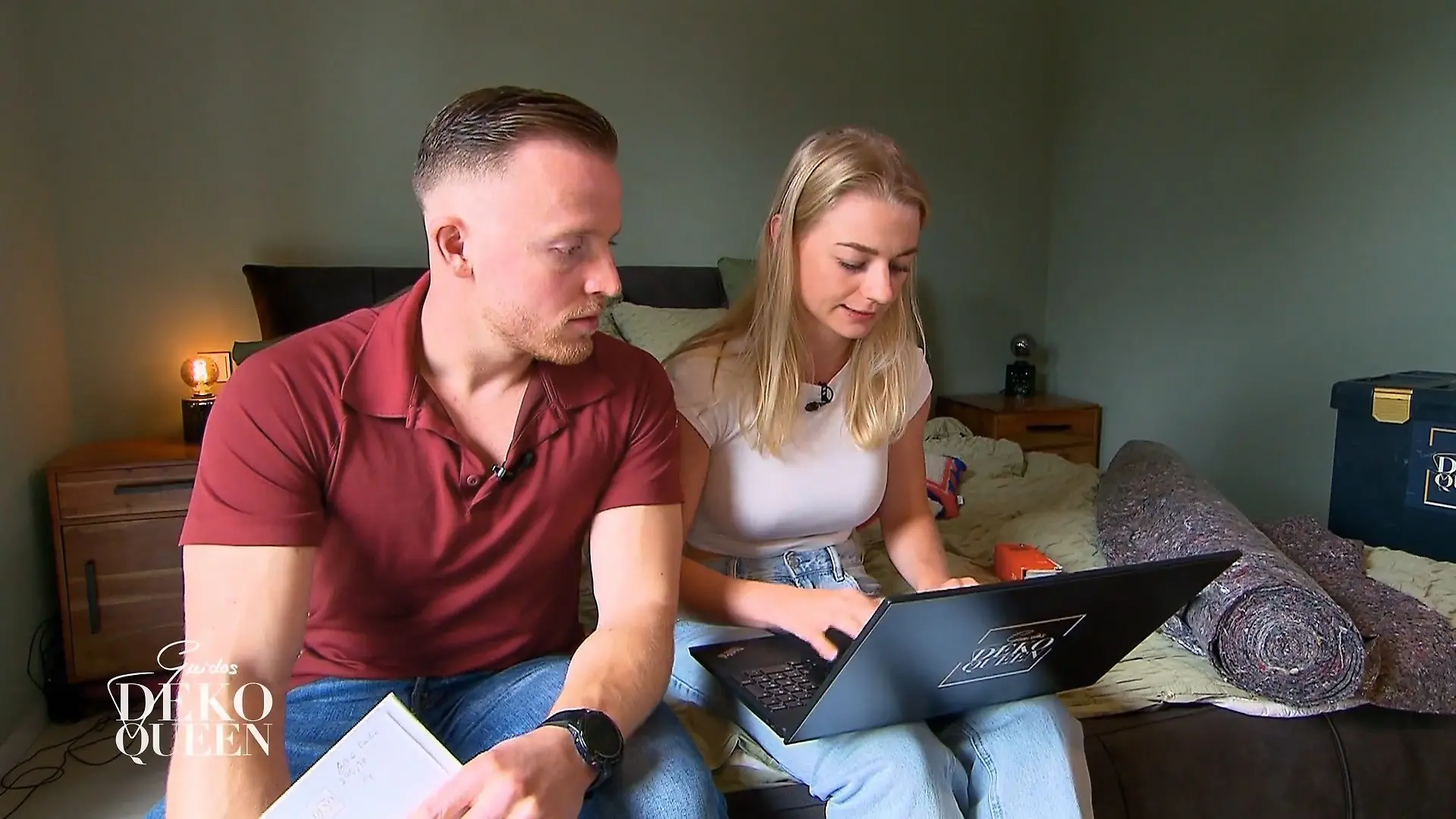 Für Nicola und Robin geht es los Online-Shopping