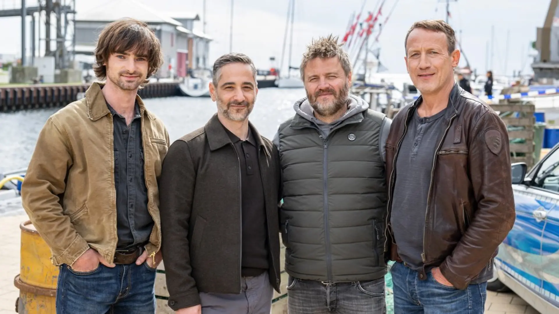 Aaron Hilmer (l.) spielt in "Tatort: Schwere See" den örtlichen Kollegen neben Denis Moschitto (2.v.l.) und Wotan Wilke Möhring (r.). Regie führt Max Zähle.