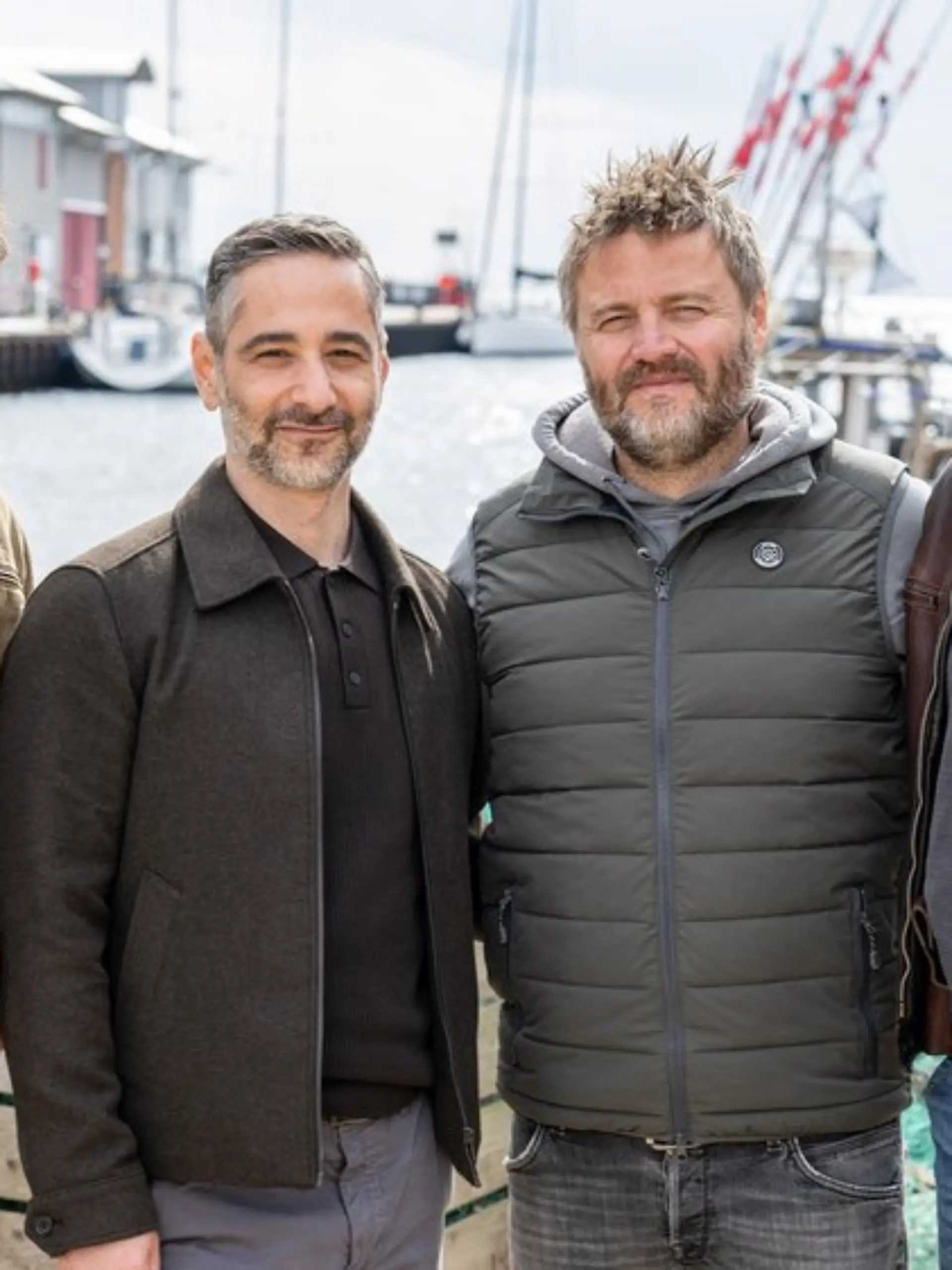 Aaron Hilmer (l.) spielt in "Tatort: Schwere See" den örtlichen Kollegen neben Denis Moschitto (2.v.l.) und Wotan Wilke Möhring (r.). Regie führt Max Zähle.