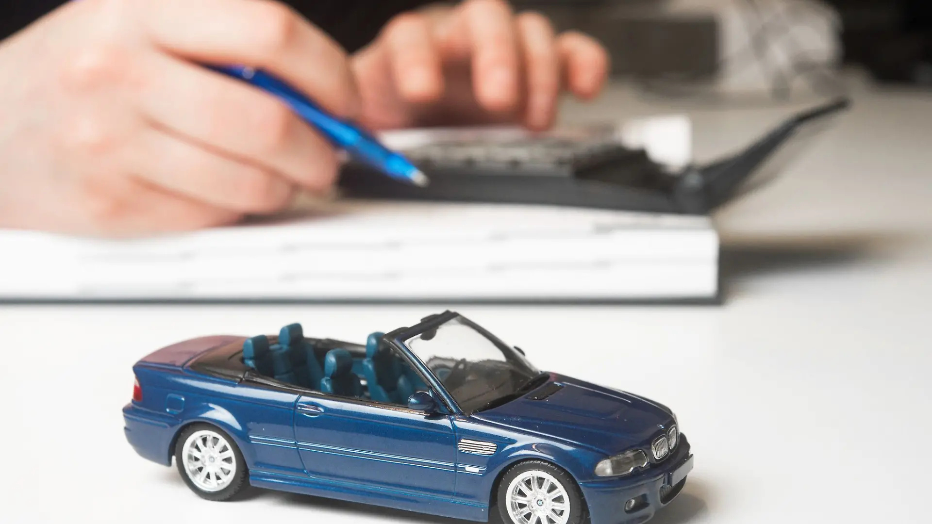 Neuberechnung kann sich lohnen: Renteneintritt, weniger Fahrten, anderer Fahrerkreis – wer das seiner Versicherung meldet, zahlt mitunter weniger.