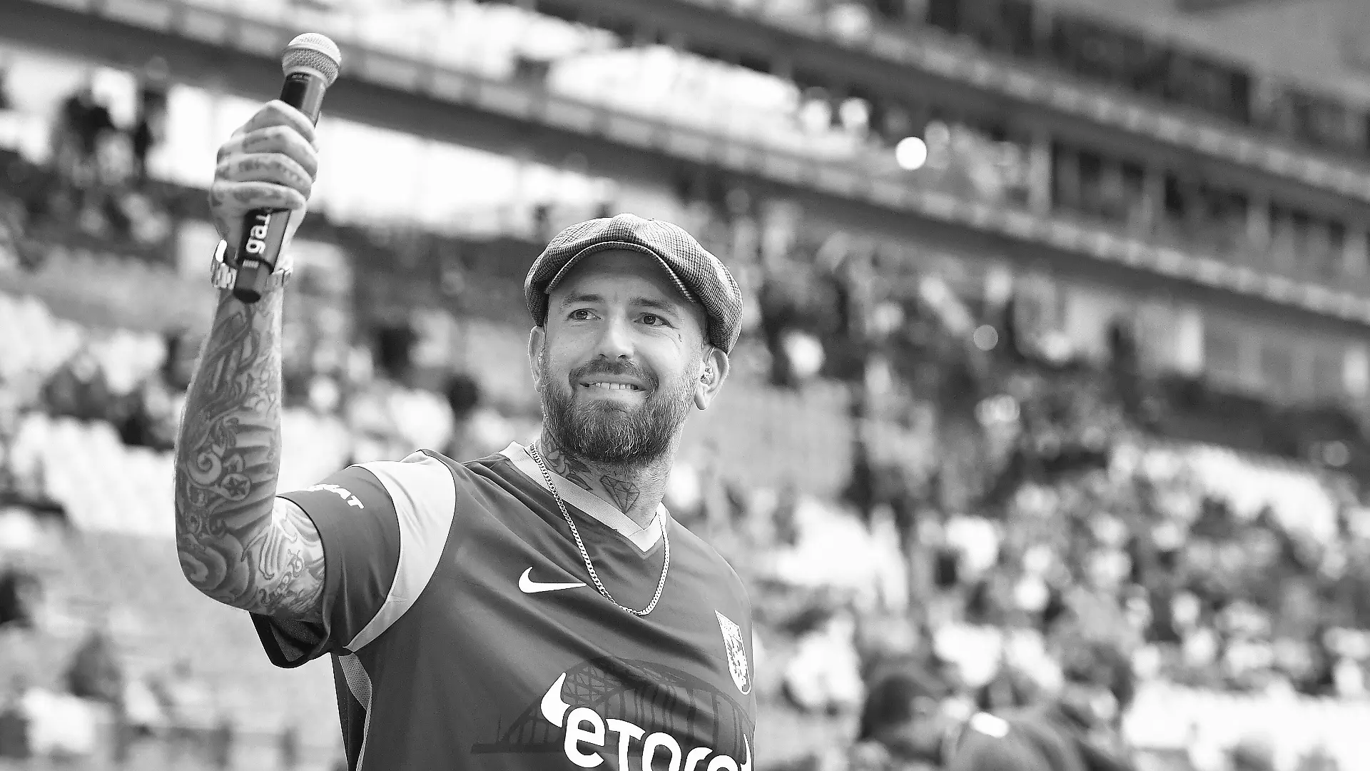 Ben Saunders tritt im September 2021 vor dem „Airborne-Traditionsspiel“ von Vitesse Arnheim im GelreDome auf. Mit seinem eigens aufgenommenen Song „Geen brug te ver“ ehrt er die anwesenden Veteranen des Zweiten Weltkriegs.