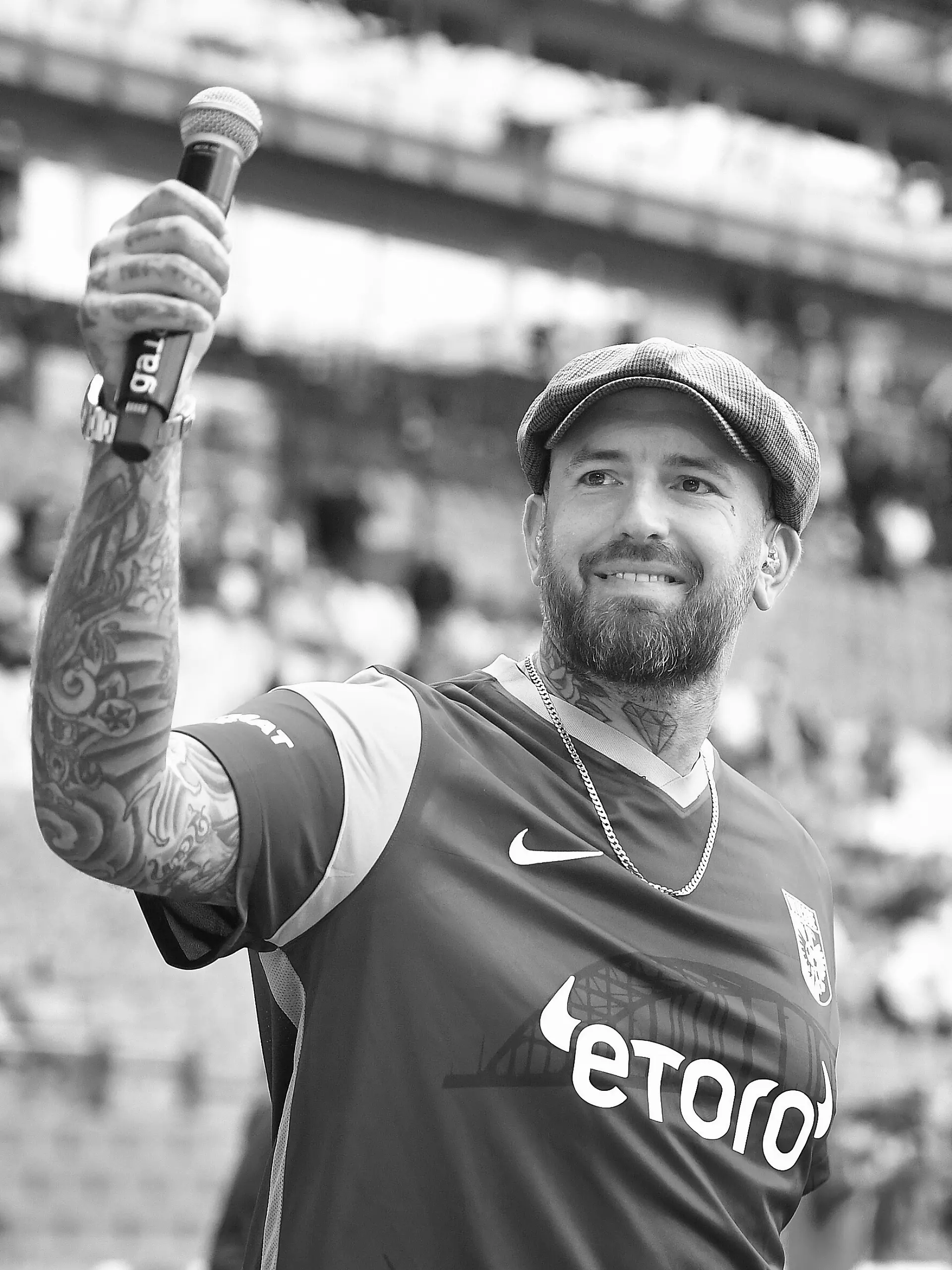 Ben Saunders tritt im September 2021 vor dem „Airborne-Traditionsspiel“ von Vitesse Arnheim im GelreDome auf. Mit seinem eigens aufgenommenen Song „Geen brug te ver“ ehrt er die anwesenden Veteranen des Zweiten Weltkriegs.