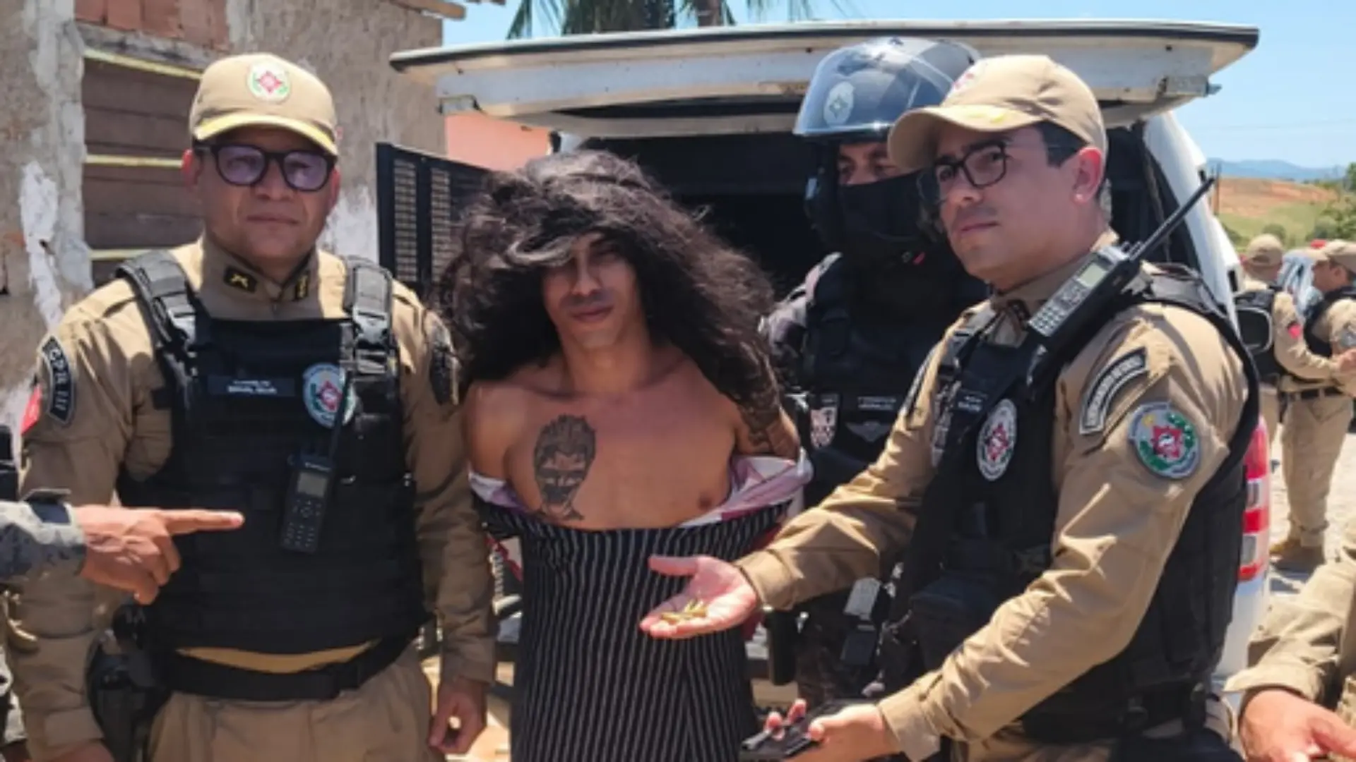Jorlan Lopes da Silva versuchte als Frau verkleidet der Polizei zu entkommen. Für seine Tarnung entführte er sogar ein Kind.