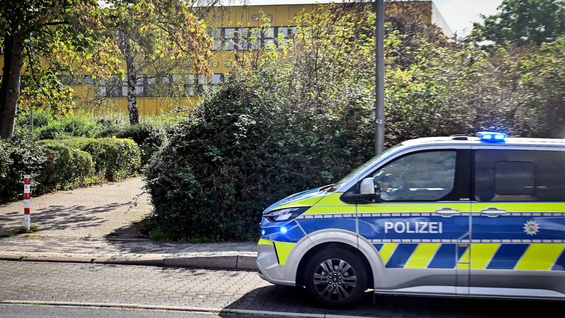 Polizeieinsatz am Berufskolleg Niederberg BKN in Velbert, Polizeieinsatz am Berufskolleg Niederberg BKN am Mittwoch den 16.9.2026 an der Langenberger Strasse in Velbert. Deutschland NRW Velbert