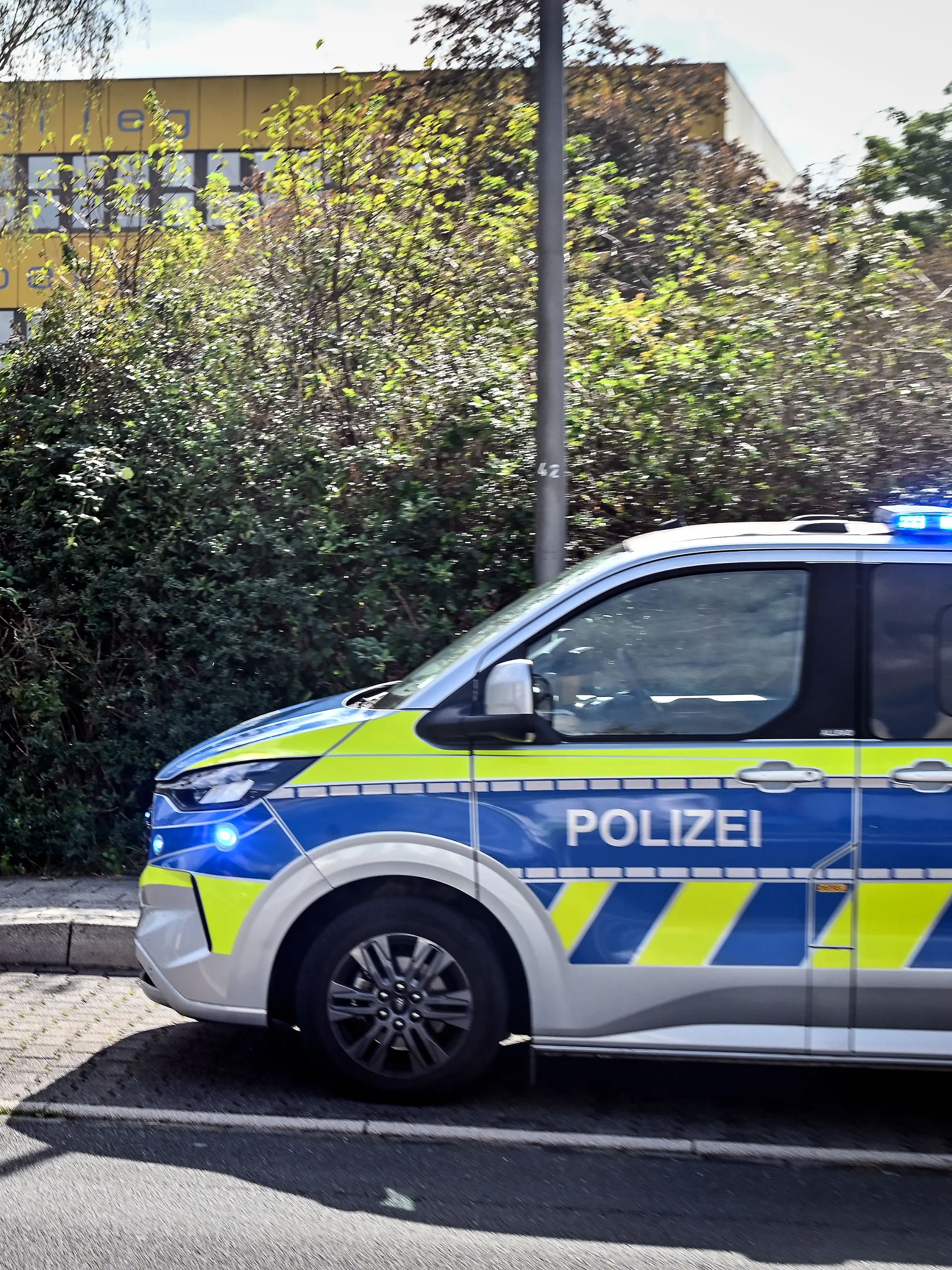 Polizeieinsatz am Berufskolleg Niederberg BKN in Velbert, Polizeieinsatz am Berufskolleg Niederberg BKN am Mittwoch den 16.9.2026 an der Langenberger Strasse in Velbert. Deutschland NRW Velbert