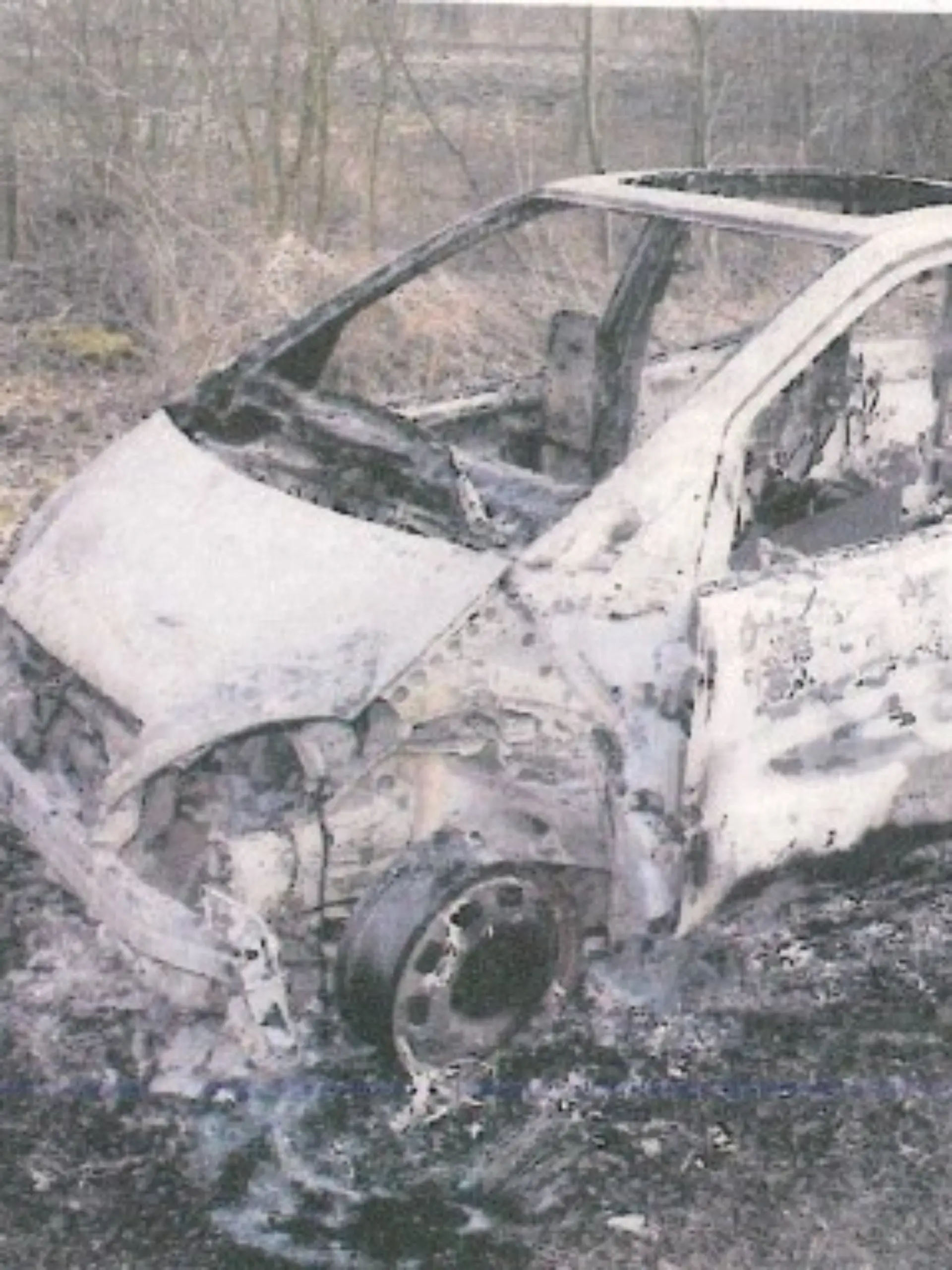 Das Foto zeigt den ausgebrannten Pkw
Mit dieser Veröffentlichung honorarfrei
Neue Spuren im Mordfall Suleyman D. aus dem Jahr 2015 - Belohnung in Höhe von 5.000 Euro für sachdienliche Hinweise