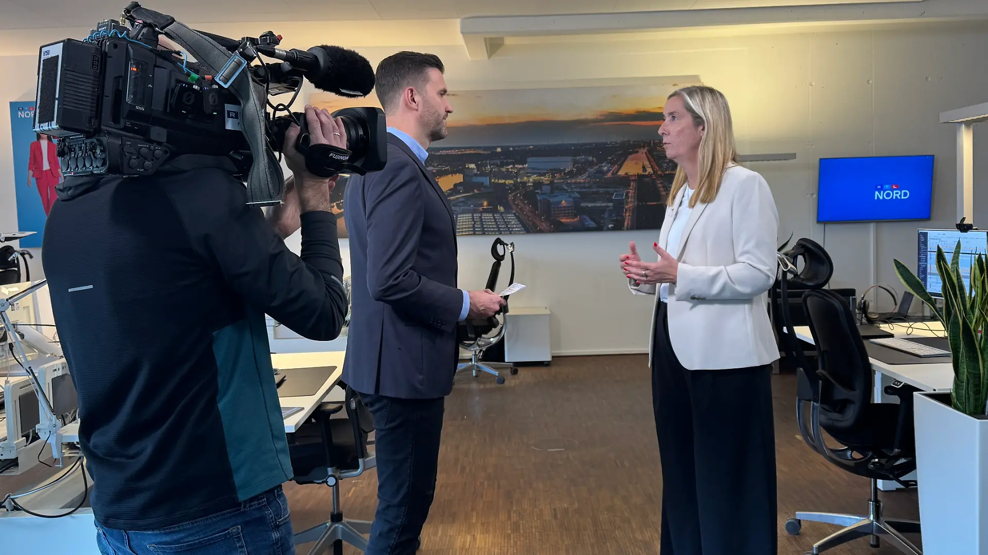 RTL Nord-Moderator Alexander Gurgel im Gespräch mit Cornelia Holsten, Direktorin der Bremischen Landesmedienanstalt