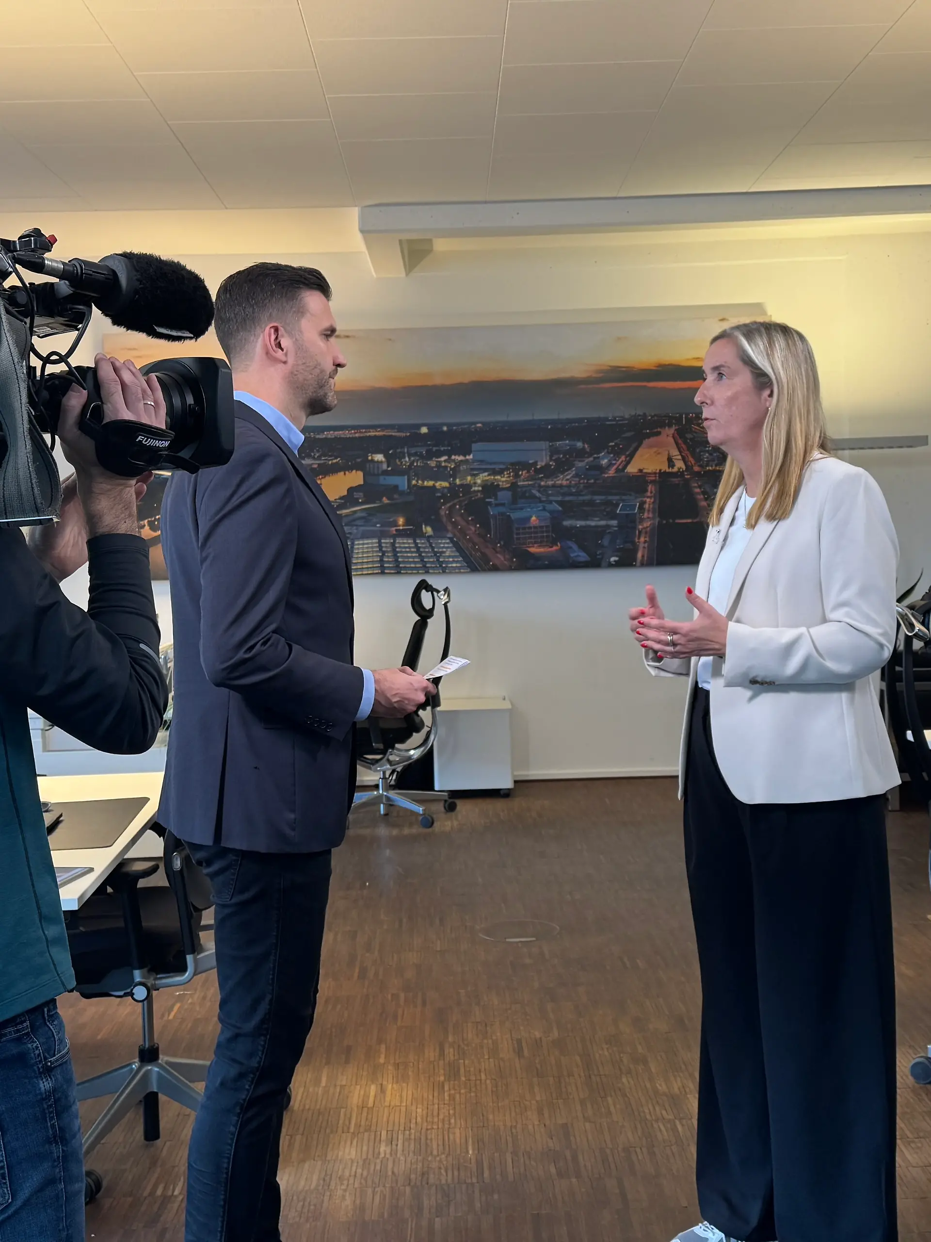 RTL Nord-Moderator Alexander Gurgel im Gespräch mit Cornelia Holsten, Direktorin der Bremischen Landesmedienanstalt