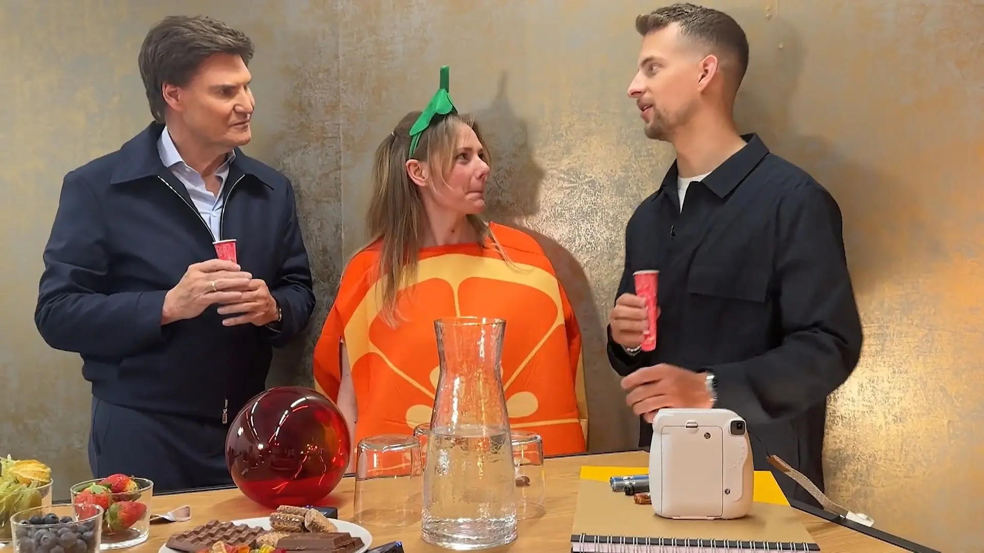 Die Eis-Orange zwischen ihren Investoren Das Poppys-Trio