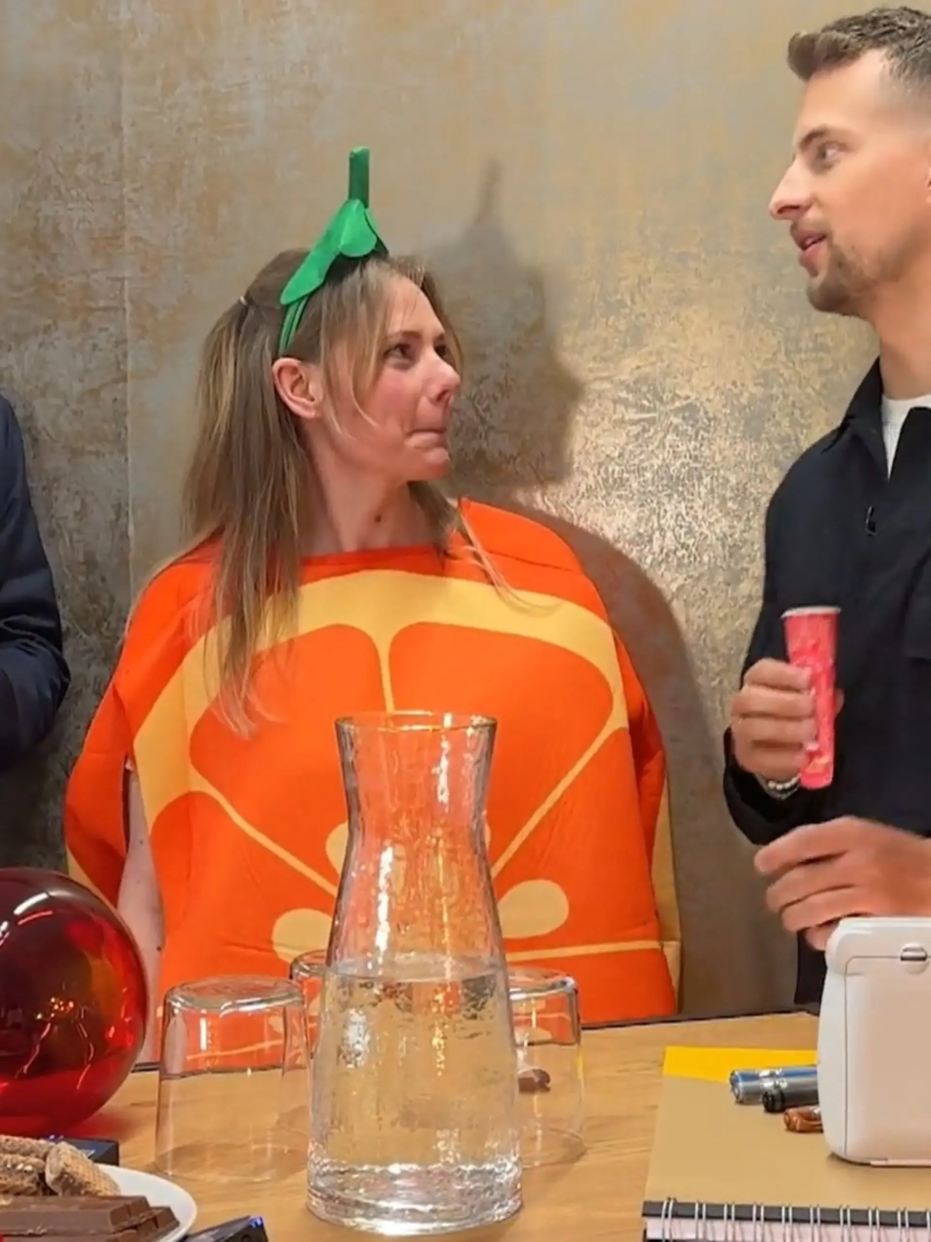 Bild zu: "Die Eis-Orange zwischen ihren Investoren"