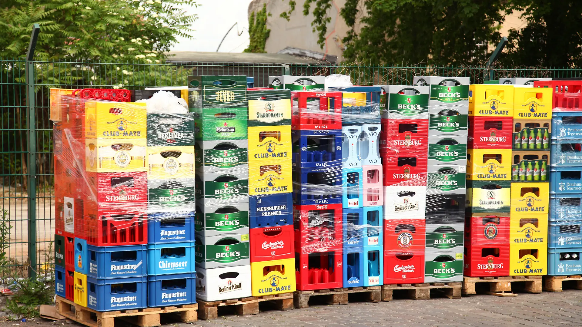 Getränkekisten für Bier, Cola, Wasser und „Club-Mate” stehen vor einem Cafe in Berlin