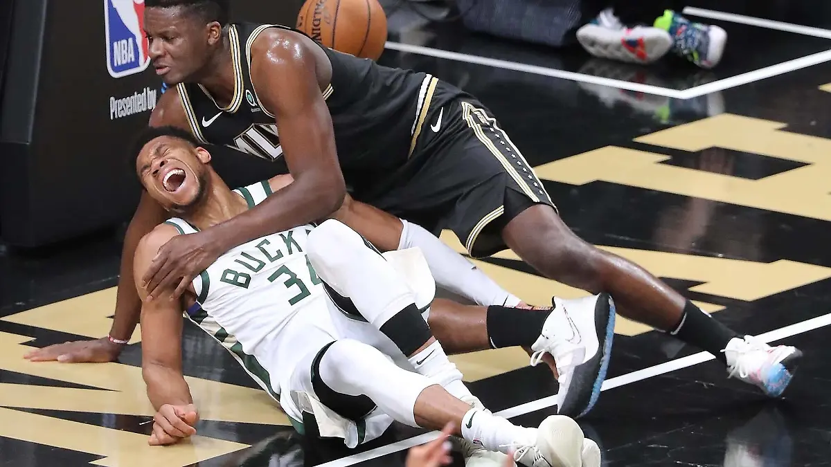  June 29, 2021, Atlanta, GA, USA: The Atlanta Hawks Clint Capela and the Milwaukee Bucks Giannis Antetokounmpo 34 fall to the hardwood after battling at the basket with Antetokounmpo leaving the game with an apparent injury during the third quarter in Game 4 of the Eastern Conference Finals on Tuesday, June 29, 2021, at State Farm Arena in Atlanta. Atlanta USA - ZUMAm67_ 0123505249st Copyright: xCurtisxComptonx