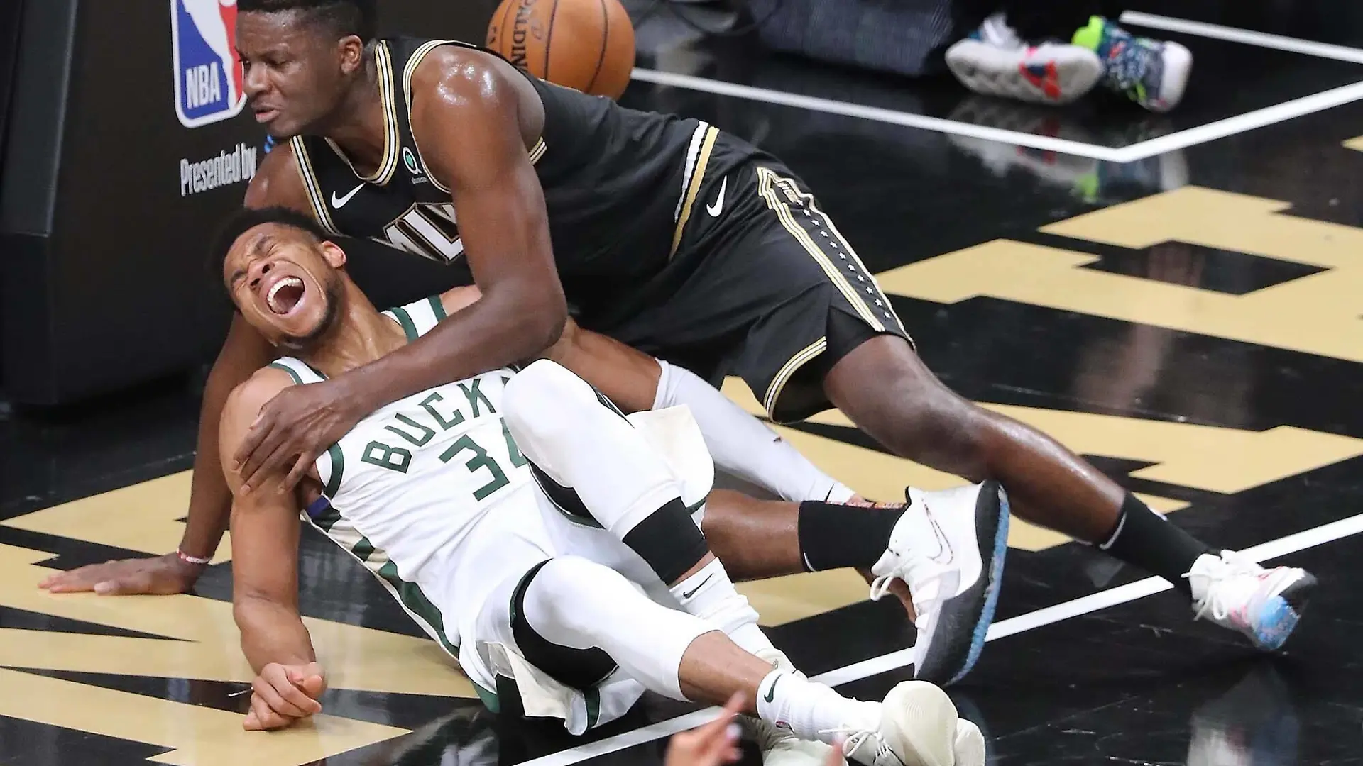  June 29, 2021, Atlanta, GA, USA: The Atlanta Hawks Clint Capela and the Milwaukee Bucks Giannis Antetokounmpo 34 fall to the hardwood after battling at the basket with Antetokounmpo leaving the game with an apparent injury during the third quarter in Game 4 of the Eastern Conference Finals on Tuesday, June 29, 2021, at State Farm Arena in Atlanta. Atlanta USA - ZUMAm67_ 0123505249st Copyright: xCurtisxComptonx
