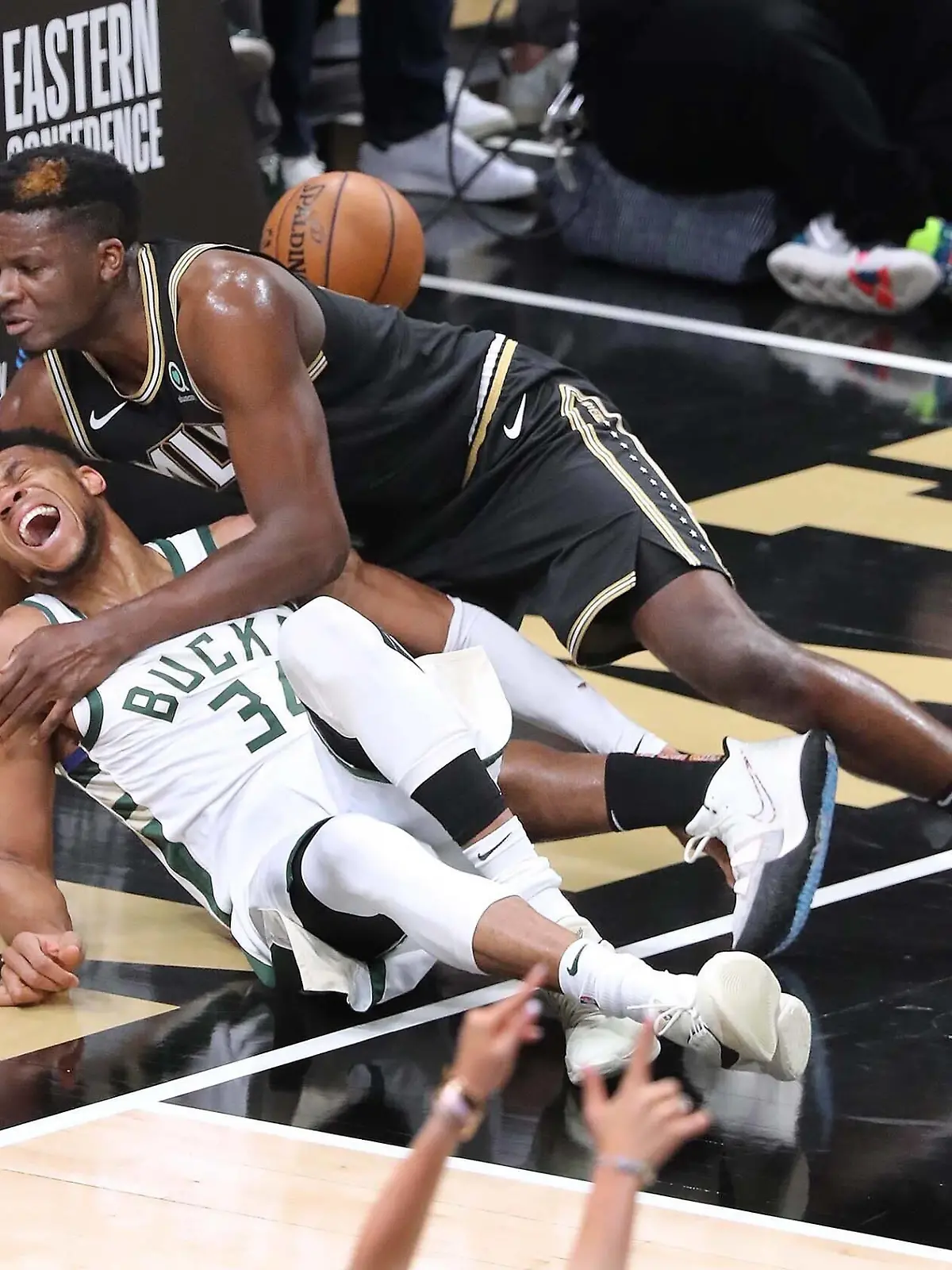  June 29, 2021, Atlanta, GA, USA: The Atlanta Hawks Clint Capela and the Milwaukee Bucks Giannis Antetokounmpo 34 fall to the hardwood after battling at the basket with Antetokounmpo leaving the game with an apparent injury during the third quarter in Game 4 of the Eastern Conference Finals on Tuesday, June 29, 2021, at State Farm Arena in Atlanta. Atlanta USA - ZUMAm67_ 0123505249st Copyright: xCurtisxComptonx