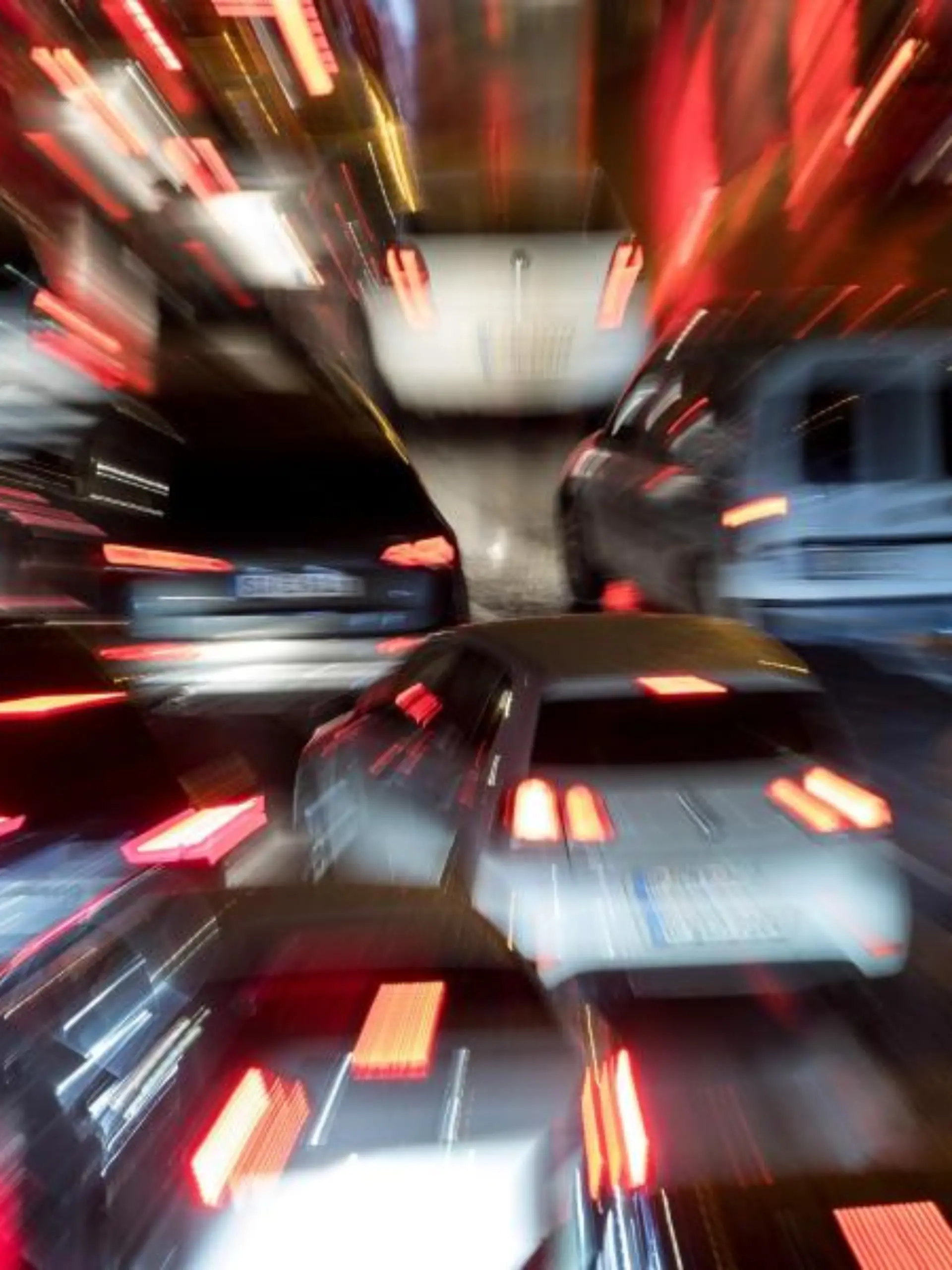Autos fahren im Feierabendverkehr über eine Straße. Foto: Sebastian Gollnow/Archiv