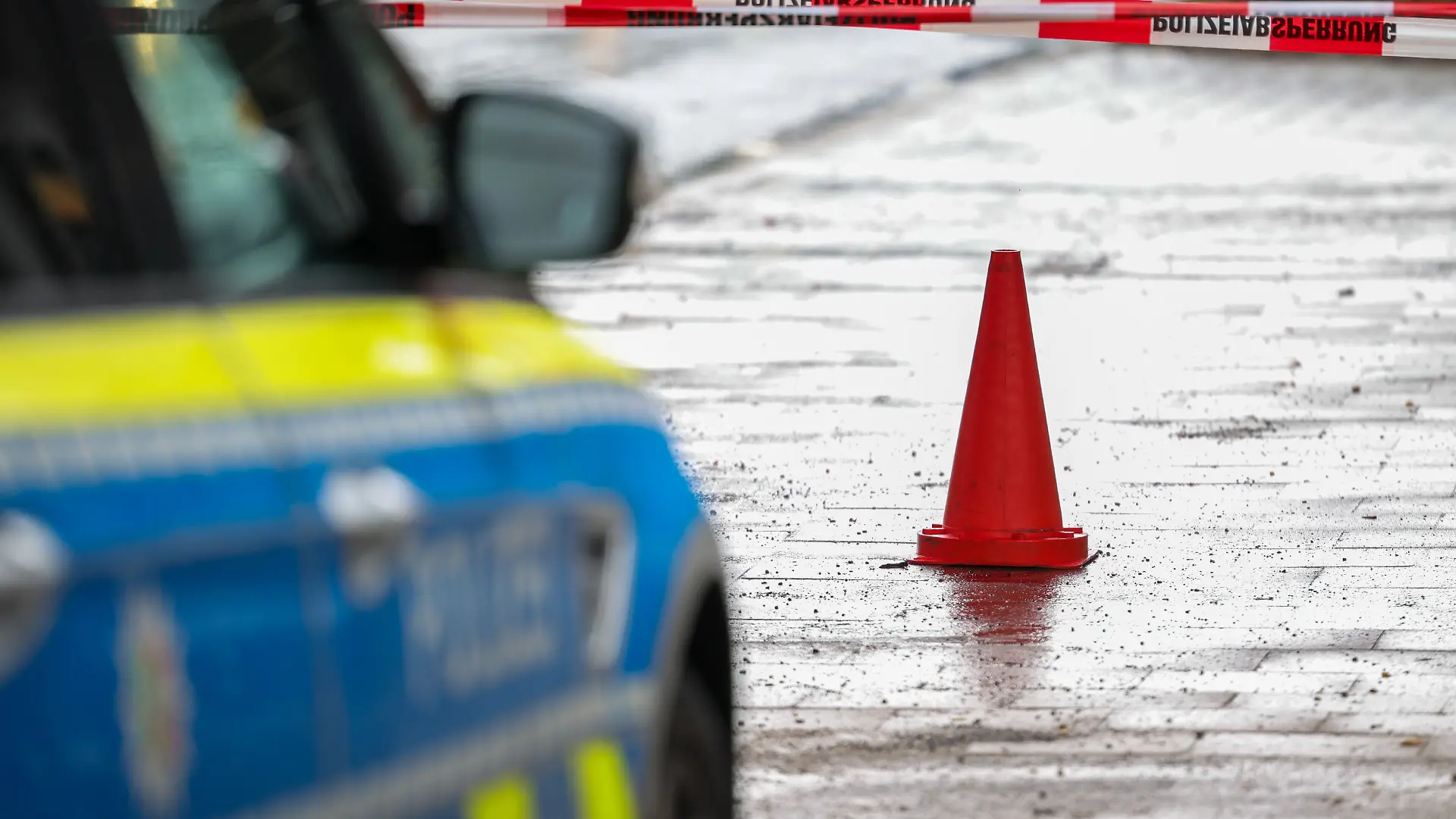 Etwa 200 Meter entfernt vom Tatort wurde der tatverdächtige Vater an dieser Stelle festgenommen. Polizeibeamte bewachen in einem Streifenwagen die Stelle. +++ dpa-Bildfunk +++