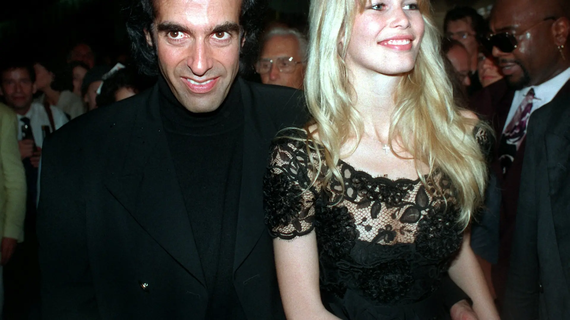 Arm in Arm zeigten sich Top-Model Claudia Schiffer und Zauberkünstler David Copperfield auf dem Empfang. Claudia Schiffer hatte ihren Verlobten in die Mainmetropole begleitet und wich natürlich nach seiner Show in der Festhalle beim anschließenden Gala-Empfang nicht von seiner Seite. [dpabilderarchiv]