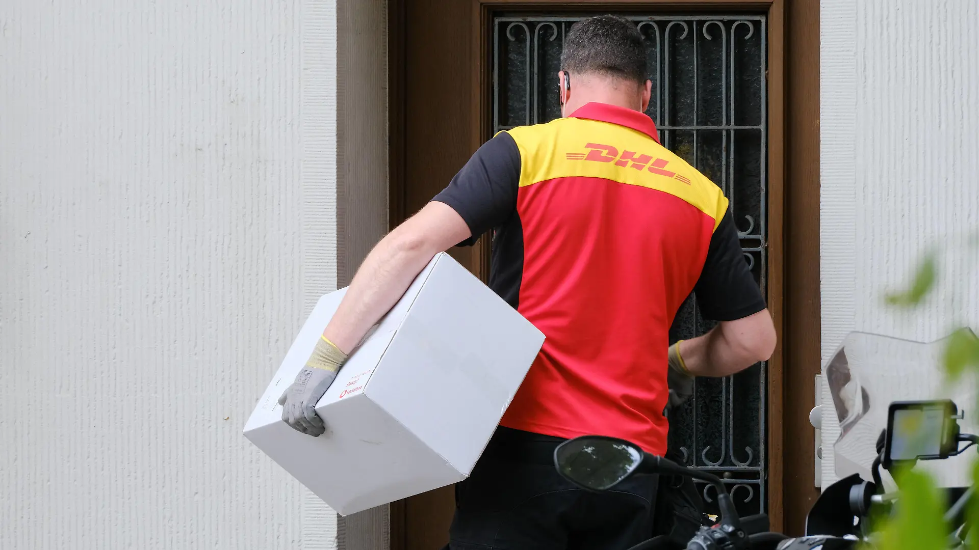 Düsseldorf 08.06.2021 Post DHL Paket Pakete Paketwagen Postpaketwagen Paketzusteller Amazon Retouren Retoure CO2 Online shoppen einkaufen onlineshopping Internetshopping Paketboom Paketbote Paketsteuer Paket-Steuer Paketabgabe Onlinehandel Postauto Transporter Düsseldorf Volmerswerth Nordrhein-Westfalen Deutschland *** Düsseldorf 08 06 2021 post DHL parcel parcel car parcel delivery Amazon returns return CO2 online shopping onlineshopping internet shopping parcel boom parcel messenger parcel tax parcel tax online trade postbus transporter Düsseldorf Volmerswerth North Rhine-Westphalia Germany