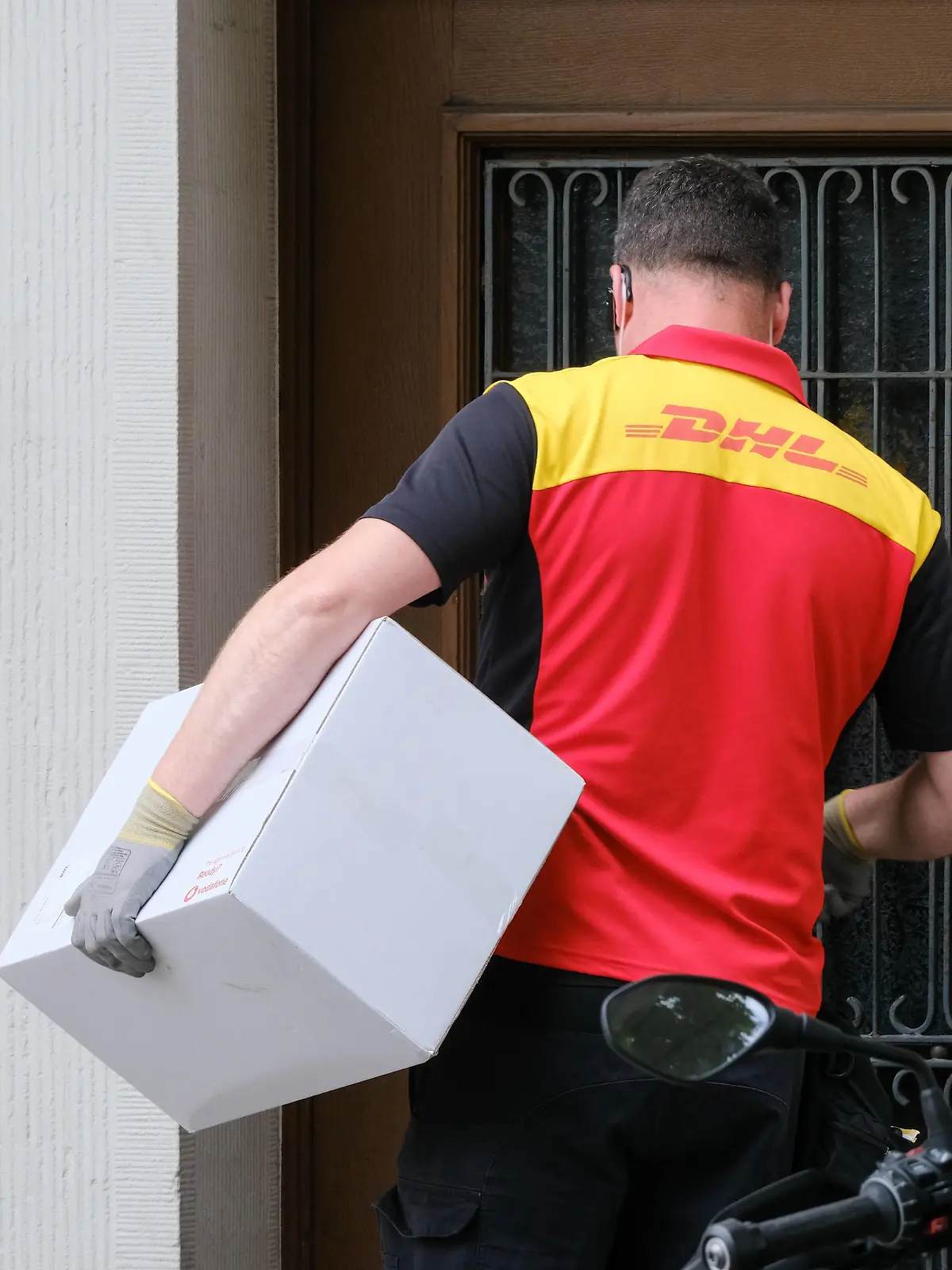  Düsseldorf 08.06.2021 Post DHL Paket Pakete Paketwagen Postpaketwagen Paketzusteller Amazon Retouren Retoure CO2 Online shoppen einkaufen onlineshopping Internetshopping Paketboom Paketbote Paketsteuer Paket-Steuer Paketabgabe Onlinehandel Postauto Transporter Düsseldorf Volmerswerth Nordrhein-Westfalen Deutschland *** Düsseldorf 08 06 2021 post DHL parcel parcel car parcel delivery Amazon returns return CO2 online shopping onlineshopping internet shopping parcel boom parcel messenger parcel tax parcel tax online trade postbus transporter Düsseldorf Volmerswerth North Rhine-Westphalia Germany 