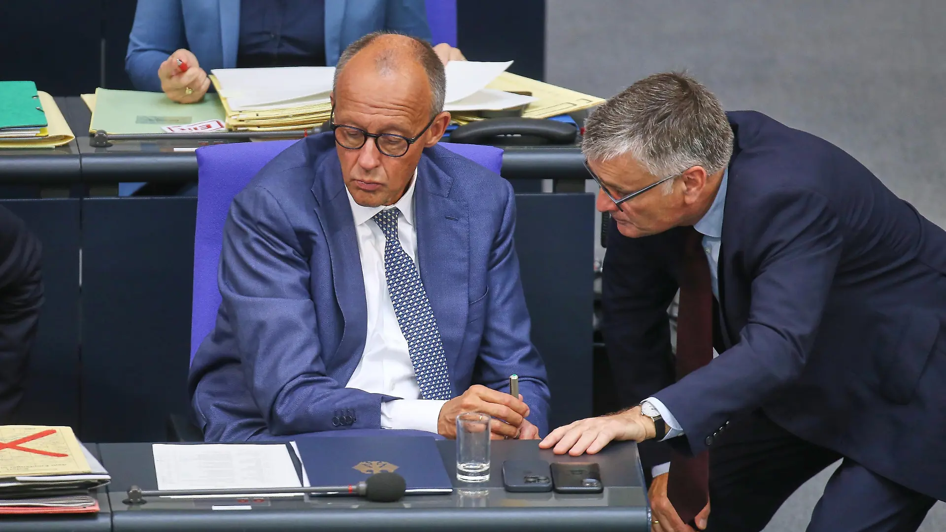 Berlin, Deutschland: Deutscher Bundestag: 92. Bundestagssitzung - Haushaltswoche: Bundeskanzler Friedrich Merz (CDU) und Regierungssprecher Stefan Kornelius