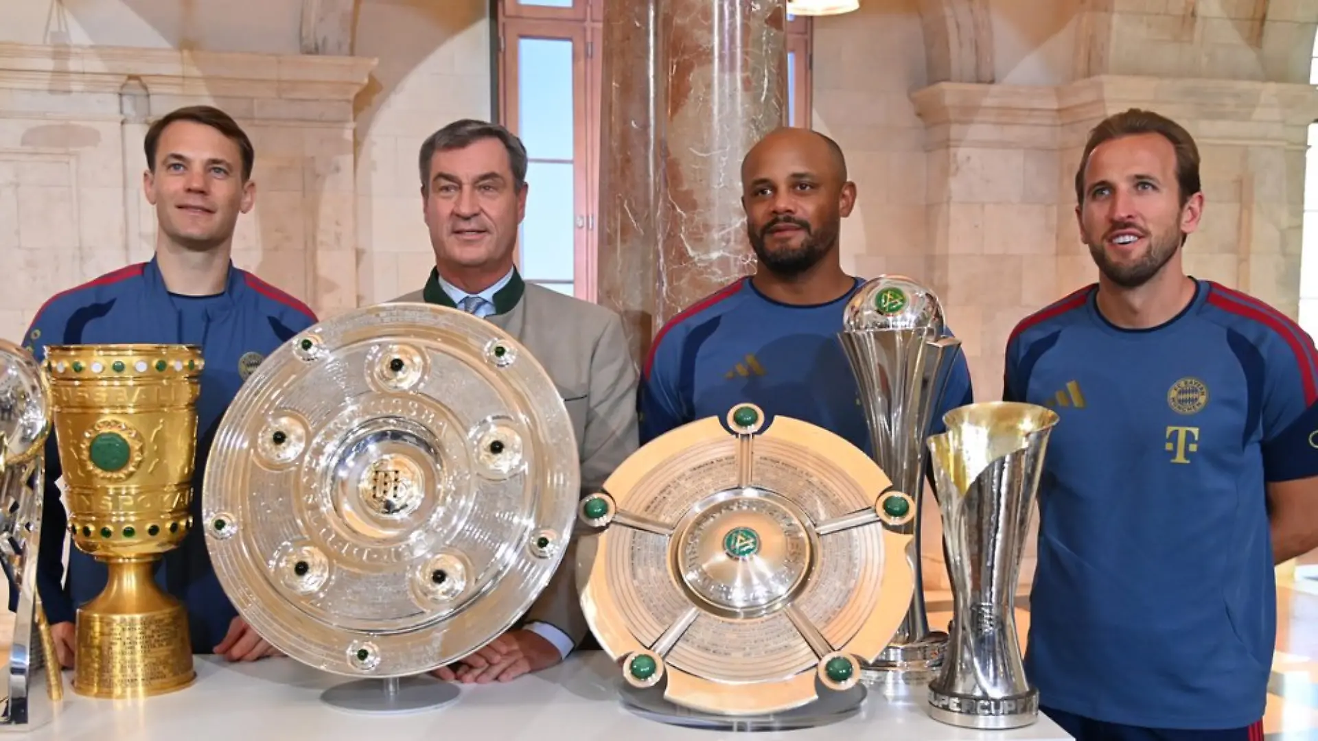 Markus Söder (2.v.l.) mit den Bayern-Größen Manuel Neuer, Vincent Kompany und Harry Kane (v.l.n.r.).