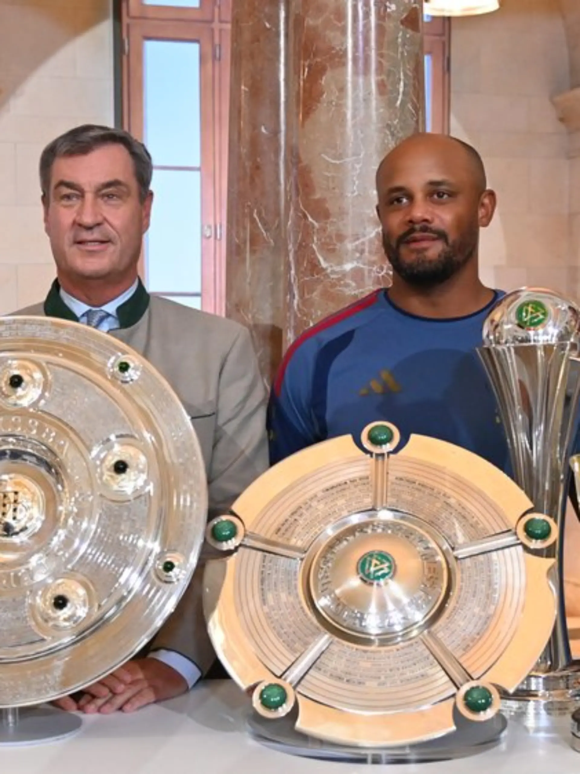 Markus Söder (2.v.l.) mit den Bayern-Größen Manuel Neuer, Vincent Kompany und Harry Kane (v.l.n.r.).