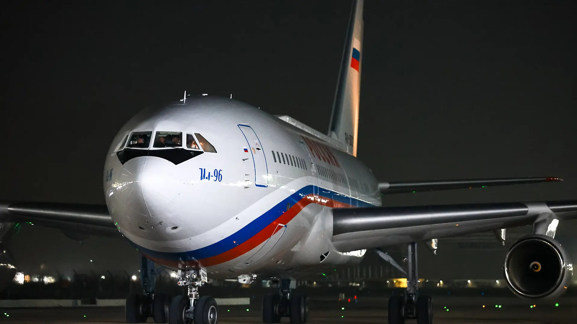India Russia 9240606 11.09.2026 The Ilyushin Il-96-300 plane carrying Russian President Vladimir Putin taxis on the tarmac after landing at the Palam Airforce Station near New Delhi, India. From September 11-13, the Russian leader will participate in BRICS summit events in New Delhi and hold a series of international meetings. Vladimir Smirnov / Sputnik New Delhi India PUBLICATIONxINxGERxSUIxAUTxESTxLTUxLATxNORxSWExDENxNEDxPOLxUKxAUSxONLY Copyright: xVladimirxSmirnovx