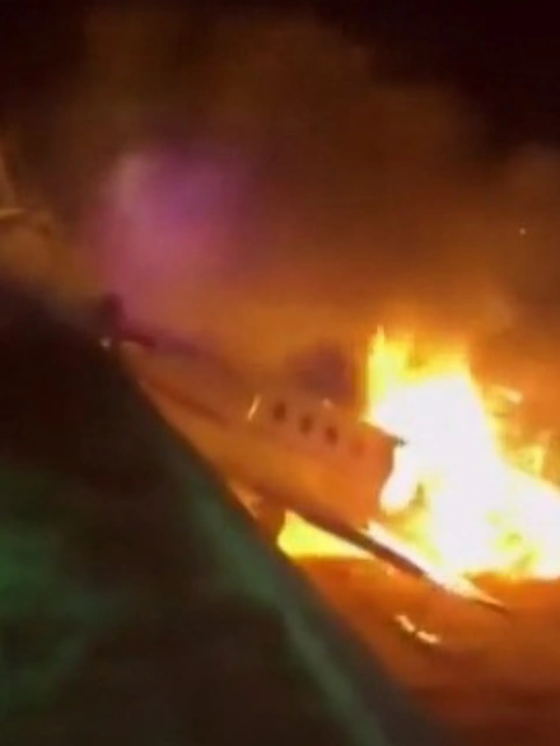 Bild zu: "Privatjet von Sänger in Flammen! Flugzeug schießt über Landebahn hinaus"