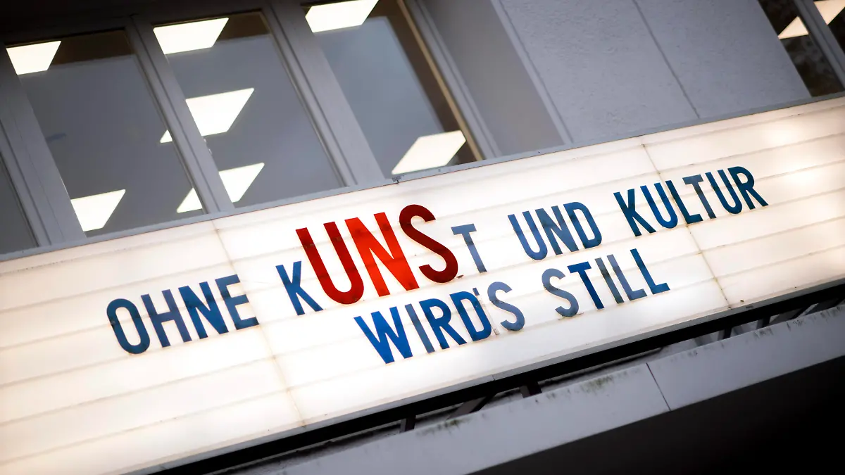 Kultur - Coronavirus Crisis DEU, Deutschland, Germany, Berlin, 28.11.2020 Geschlossenes Kino Cinema Paris mit Motto Ohne Kunst Uns Und Kultur Wird es Still zu Zeiten der Corona-Krise und eines Lockdown auf dem Kurfuerstendamm in Berlin. In den Zeiten der Corona-Krise, ist die Kulturbranche und der Ku damm ernsthaft bedroht. Kinos, Theater, einige Geschaefte und alle Restaurants und Hotels sind geschlossen. Closed Cinema Paris with slogan Ohne Kunst Uns Und Kultur Wird es Still, Without us and Culture and Art it will be quiet, at the Kurfuerstendamm in times during the Corona crises and a lookdown in Berlin, Germany. Now, in the troubling times of the Corona-Crisis the Ku damm is under serious threat. All cinemas, Theatres, restaurants and m