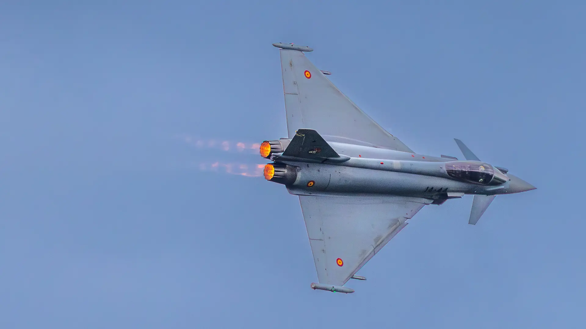 Ein Eurofighter Typhoon der spanischen Luftwaffe (Ejercito del Aire) im Flug mit eingeschaltetem Nachbrenner. Die Maschine mit der Kennung 14-43 und den spanischen Hoheitszeichen zieht steil durch den wolkenlosen Himmel. Fachbesuchertag auf ILA Berlin 2026, Berlin, 12.06.2026 Foto: Eibner/Ardan Fuessmann