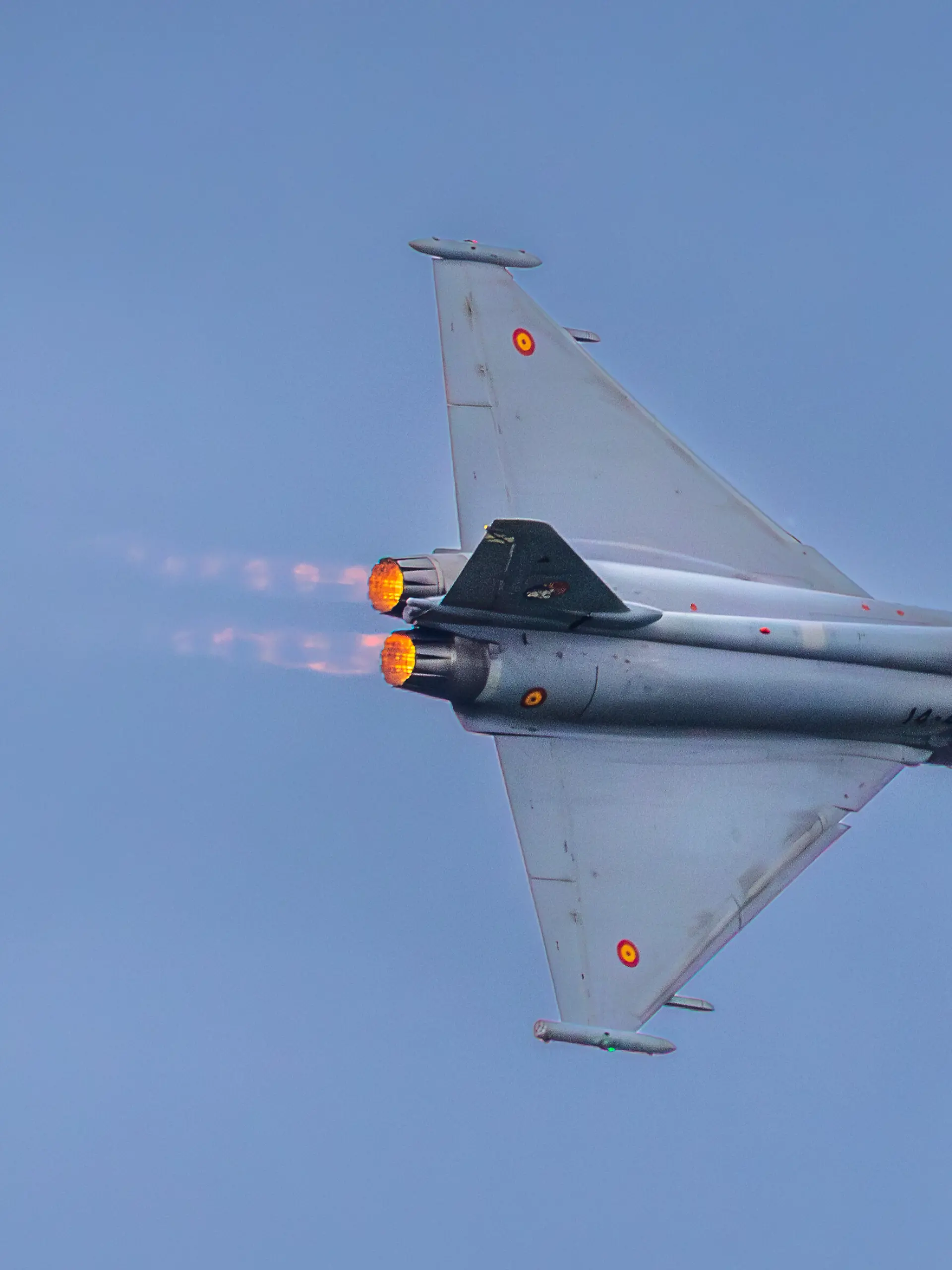 Ein Eurofighter Typhoon der spanischen Luftwaffe (Ejercito del Aire) im Flug mit eingeschaltetem Nachbrenner. Die Maschine mit der Kennung 14-43 und den spanischen Hoheitszeichen zieht steil durch den wolkenlosen Himmel. Fachbesuchertag auf ILA Berlin 2026, Berlin, 12.06.2026 Foto: Eibner/Ardan Fuessmann