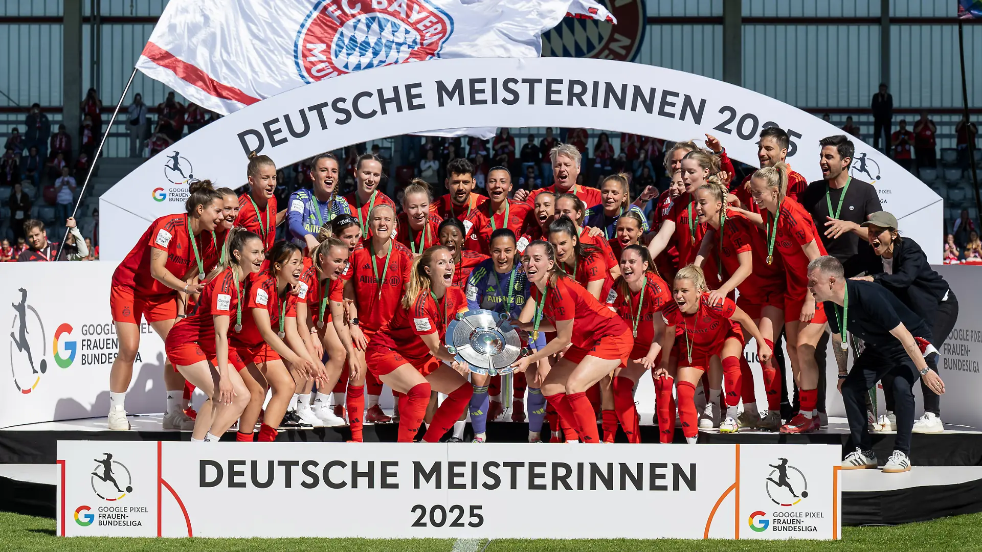 Glodis Perla Viggosdottir (FC Bayern Muenchen Frauen, #4), Maria Luisa Mala Grohs (Torfrau, FC Bayern Muenchen Frauen, #1) und Linda Sembrant (FC Bayern Muenchen Frauen, #2) kurz vor Praesentation der Meisterschale FC Bayern Muenchen Frauen vs. SGS Essen 1968, Fussball, Google Pixel Frauen-Bundesliga, 22. Spieltag, Saison 2024/2025, 11.05.2025. (DFL DFB REGULATIONS PROHIBIT ANY USE OF PHOTOGRAPHS as IMAGE SEQUENCES and or QUASI-VIDEO). Foto: Eibner-Pressefoto/Heike Feiner